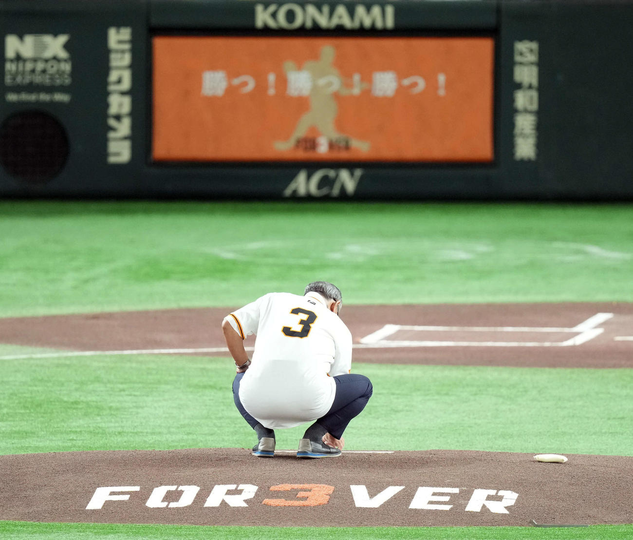 巨人対阪神　始球式のボールをマウンドに届ける堀内恒夫氏（撮影・たえ見朱実）
