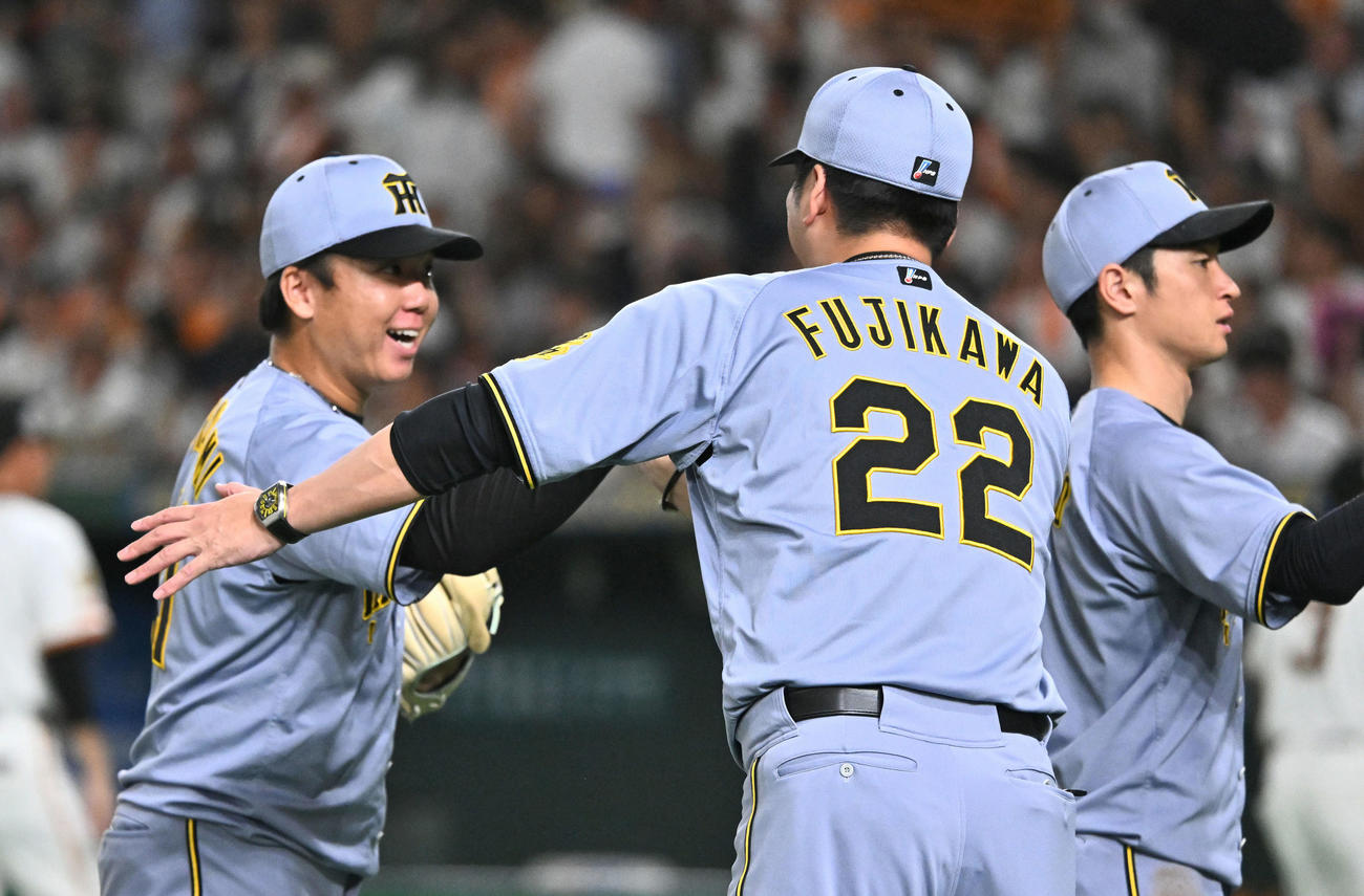 巨人対阪神　試合後、阪神藤川監督（中央）は完封勝利した村上をねぎらう（撮影・滝沢徹郎）