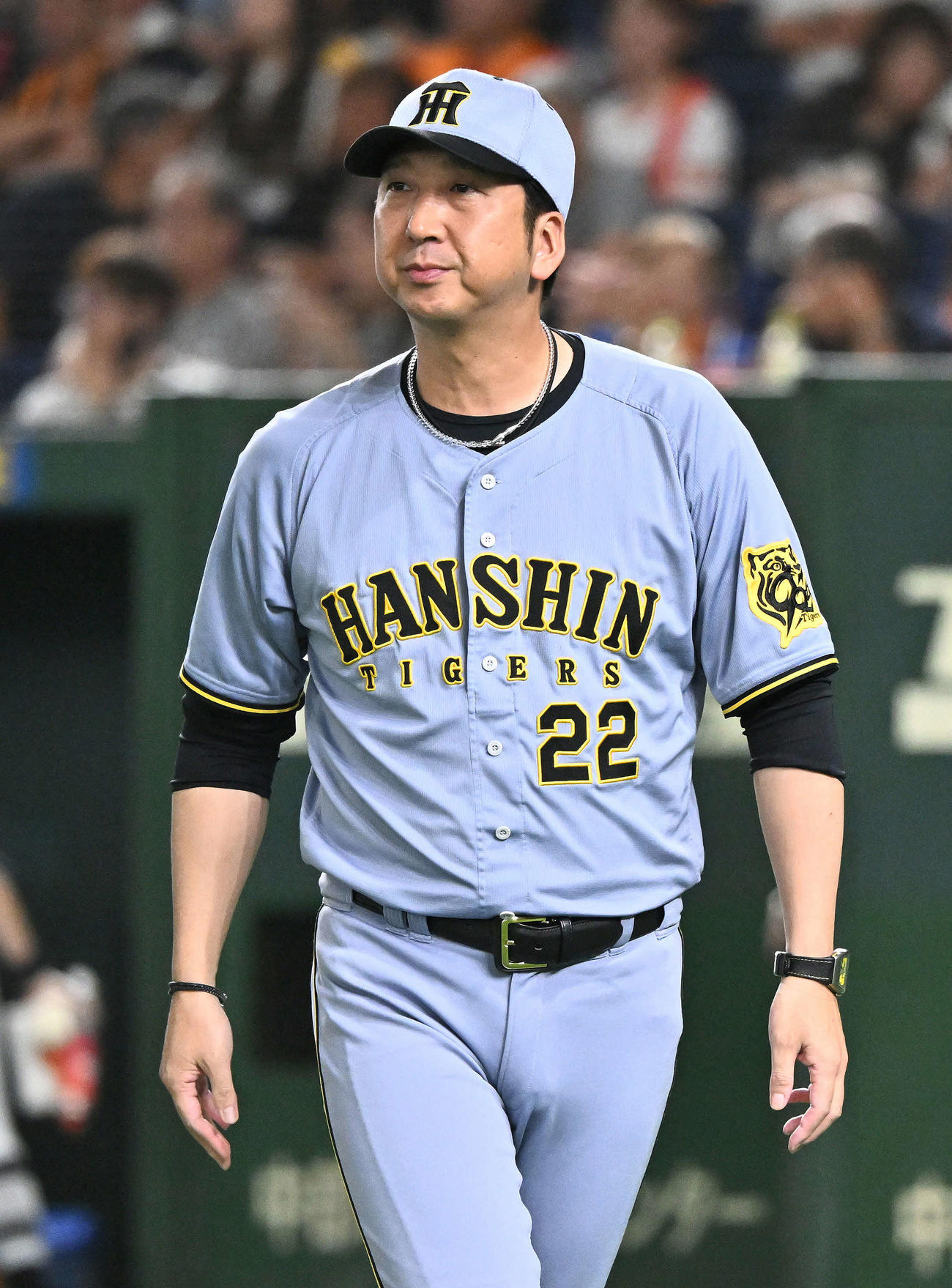 巨人対阪神　交代を告げる阪神藤川監督（撮影・滝沢徹郎）