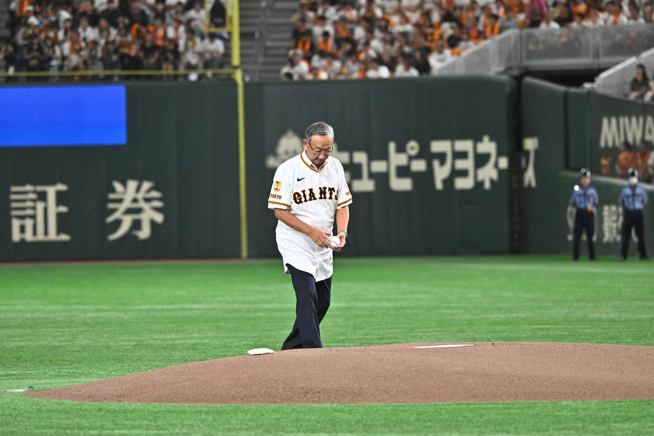 巨人対阪神　始球式で使用するボールを運ぶ堀内氏（撮影・滝沢徹郎）