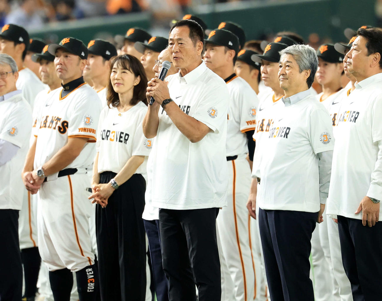 巨人対阪神　試合後、「3」の人文字を作り、スタンドにあいさつする中畑清氏（中央）（撮影・浅見桂子）