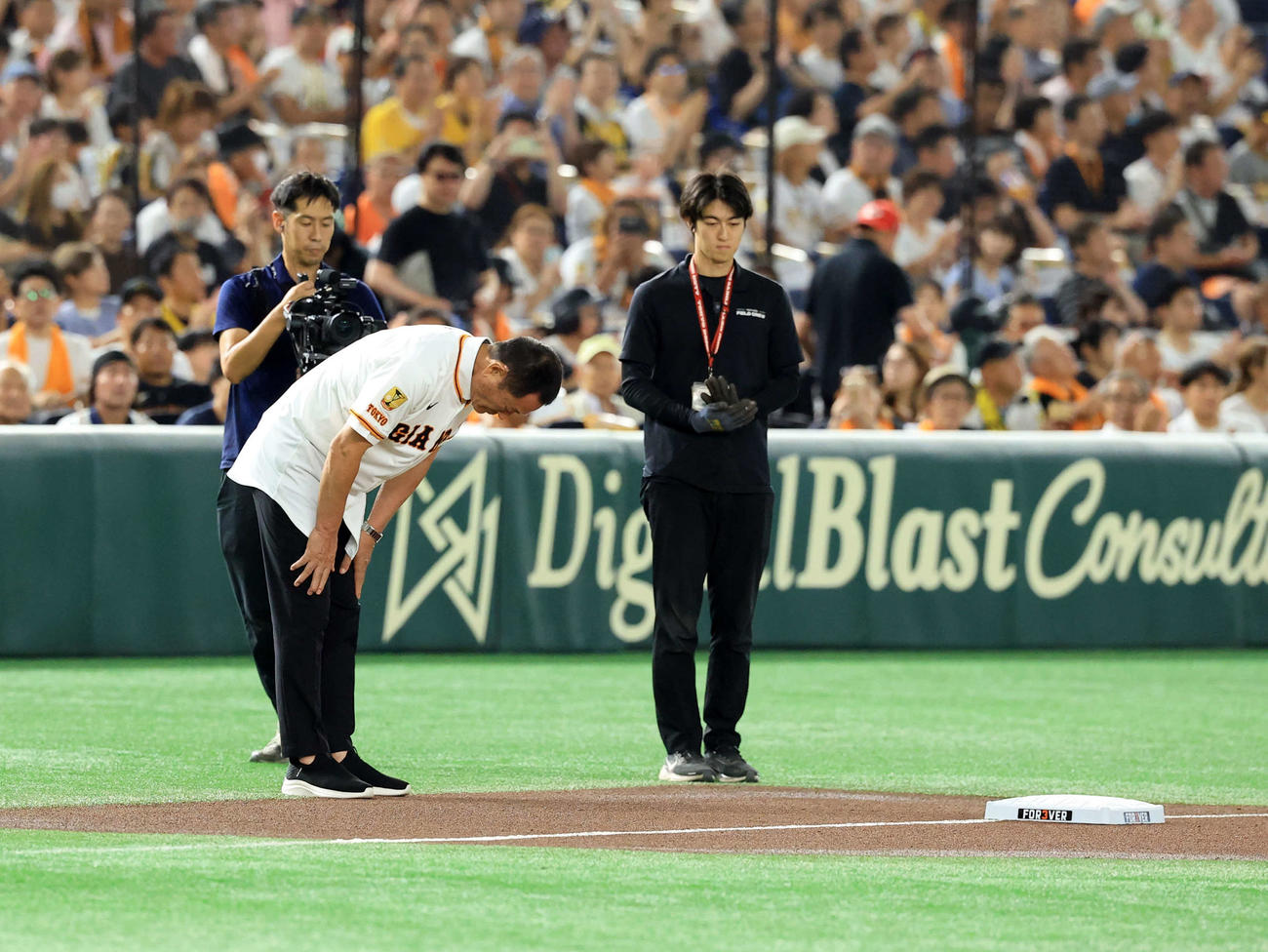 巨人対阪神　長嶋茂雄終身名誉監督追悼試合のセレモニーで三塁にベースデリバリーする中畑清氏（撮影・浅見桂子）