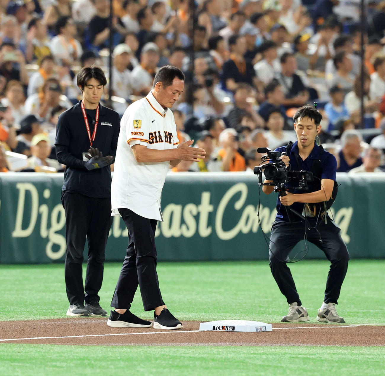 巨人対阪神　長嶋茂雄終身名誉監督追悼試合のセレモニーで三塁にベースデリバリーする中畑清氏（撮影・浅見桂子）