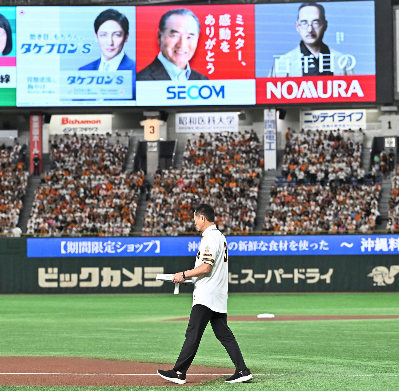 巨人対阪神　試合前に三塁へベースを運ぶ中畑氏（撮影・滝沢徹郎）