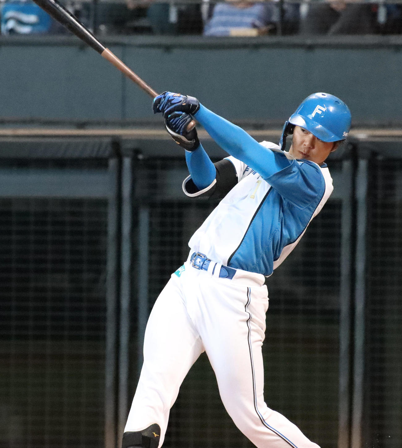 日本ハム対ロッテ　3回2死一塁、右前打を放つ日本ハム柴田（撮影・永野高輔）