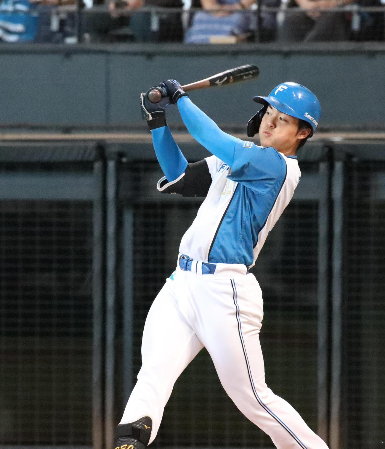 日本ハム対ロッテ　3回2死一塁、右前打を放つ日本ハム柴田（撮影・永野高輔）
