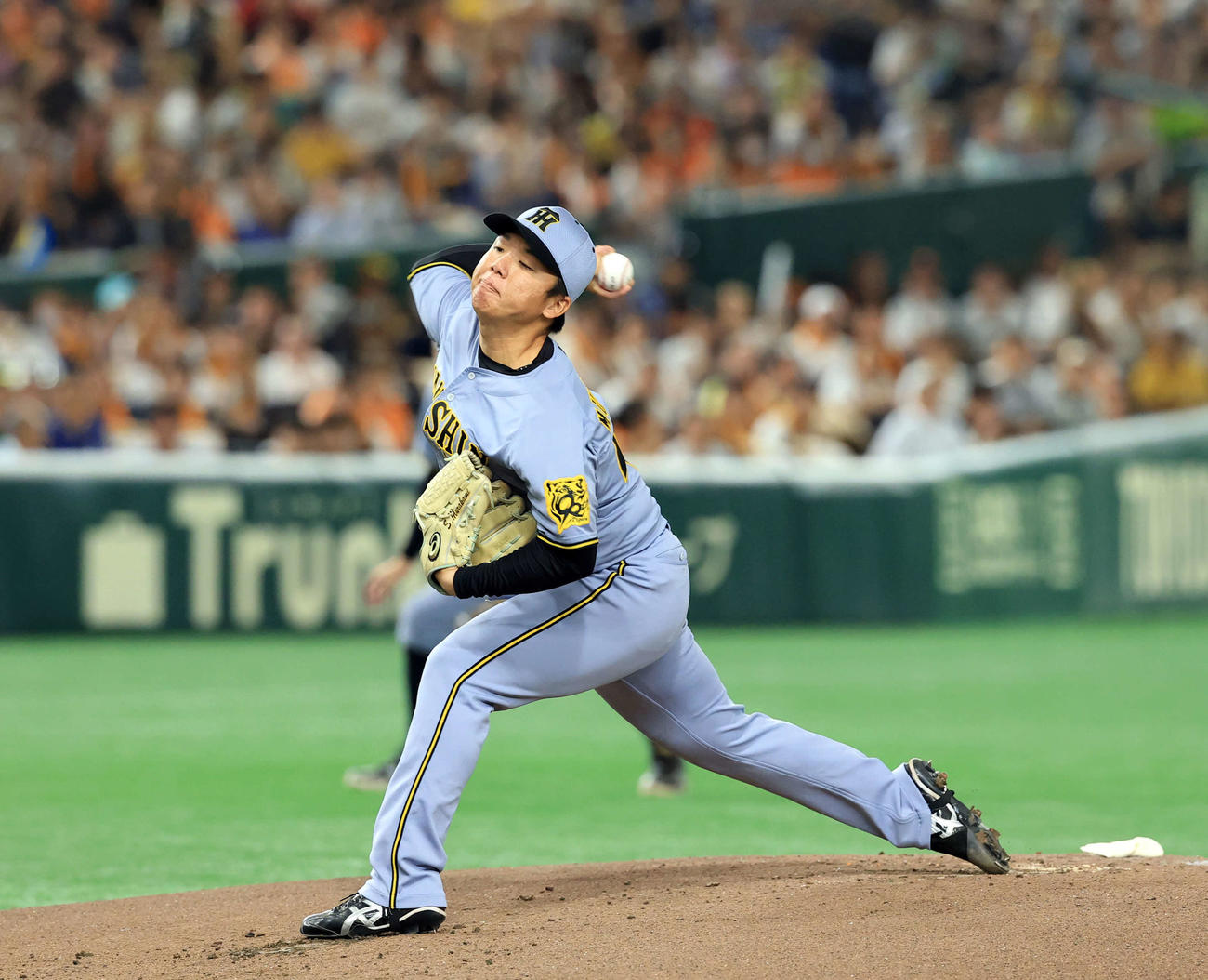 巨人対阪神　力投する阪神先発の村上（撮影・浅見桂子）