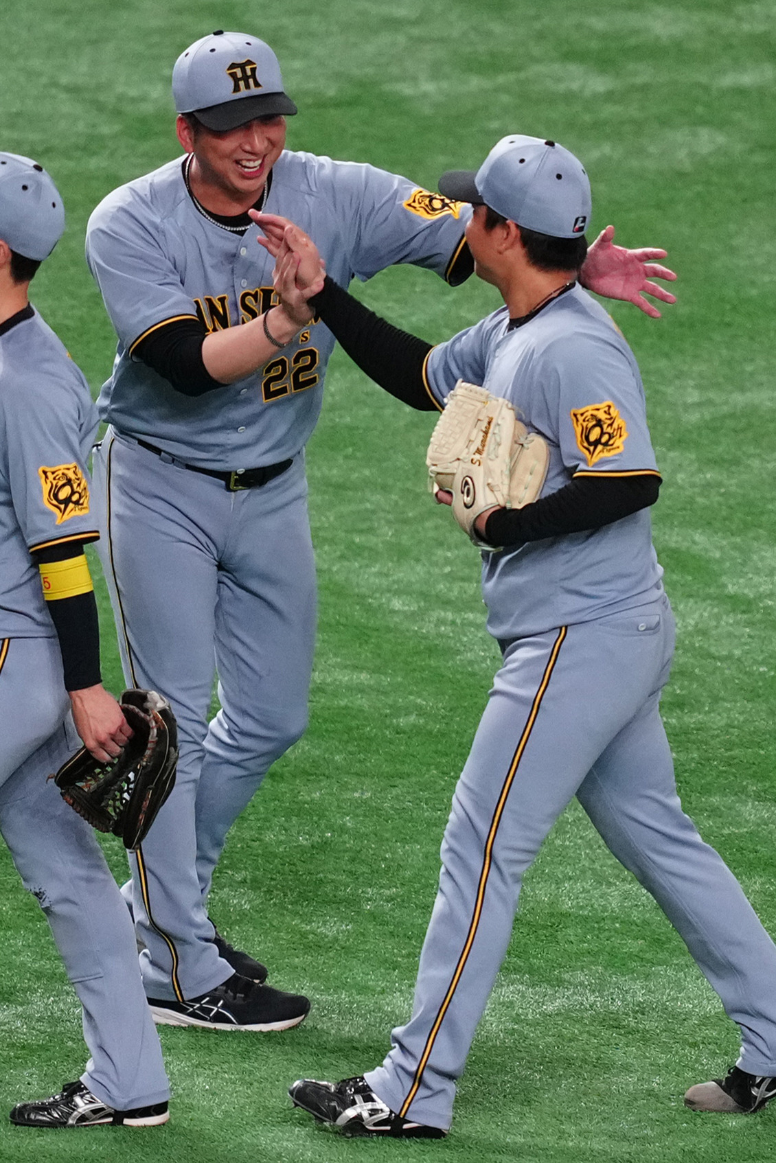 巨人対阪神　巨人に完封勝利し、村上（右）を笑顔で迎える阪神藤川監督（撮影・鈴木みどり）