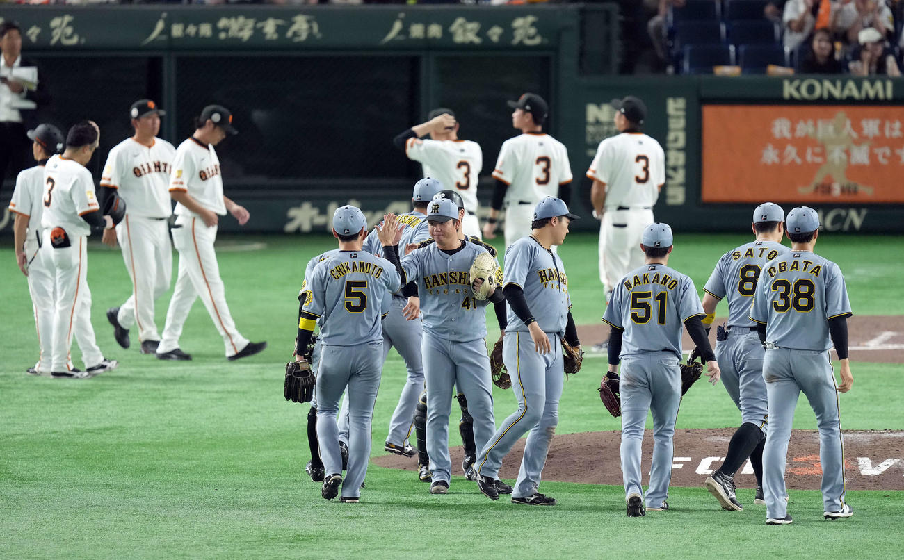 巨人対阪神　巨人に勝利し笑顔を見せる、村上頌樹ら阪神ナイン（撮影・たえ見朱実）
