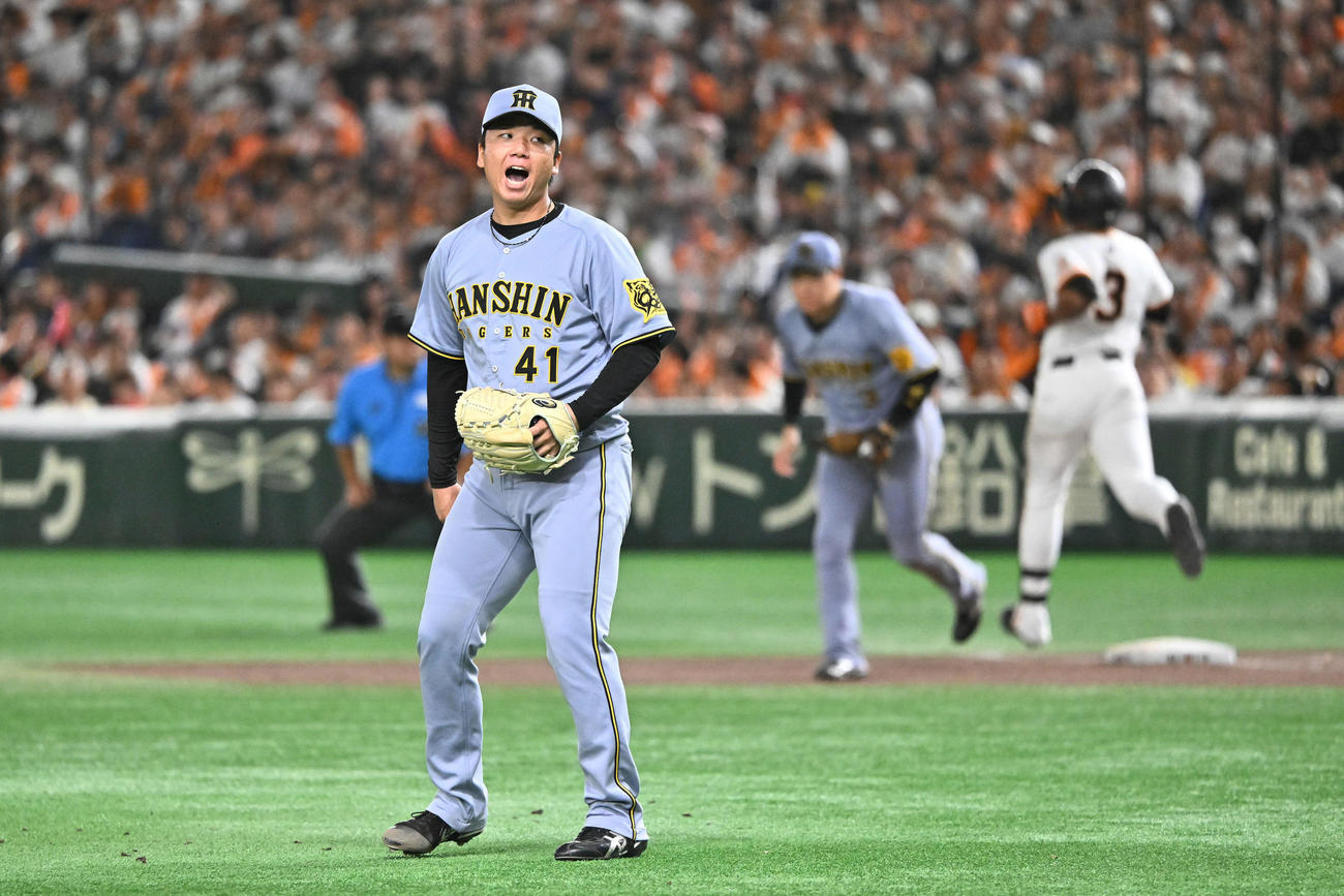 巨人対阪神　完封勝利し雄たけびを上げる阪神村上（撮影・滝沢徹郎）