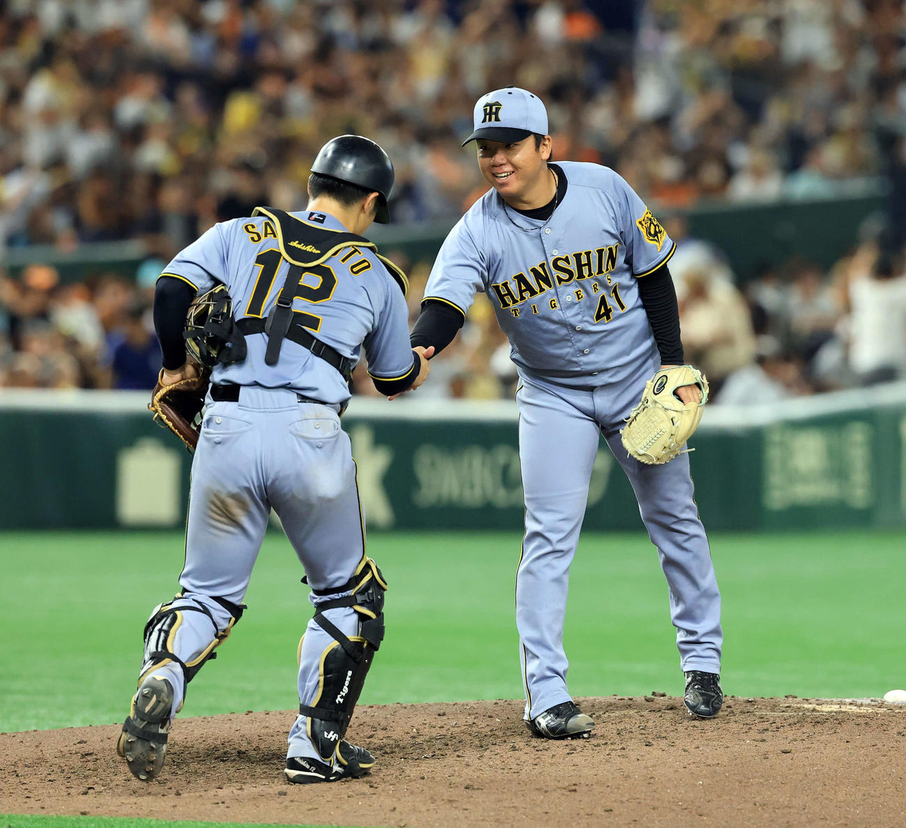 巨人対阪神　完封勝利の阪神村上（奥）は、笑顔で坂本と握手（撮影・浅見桂子）