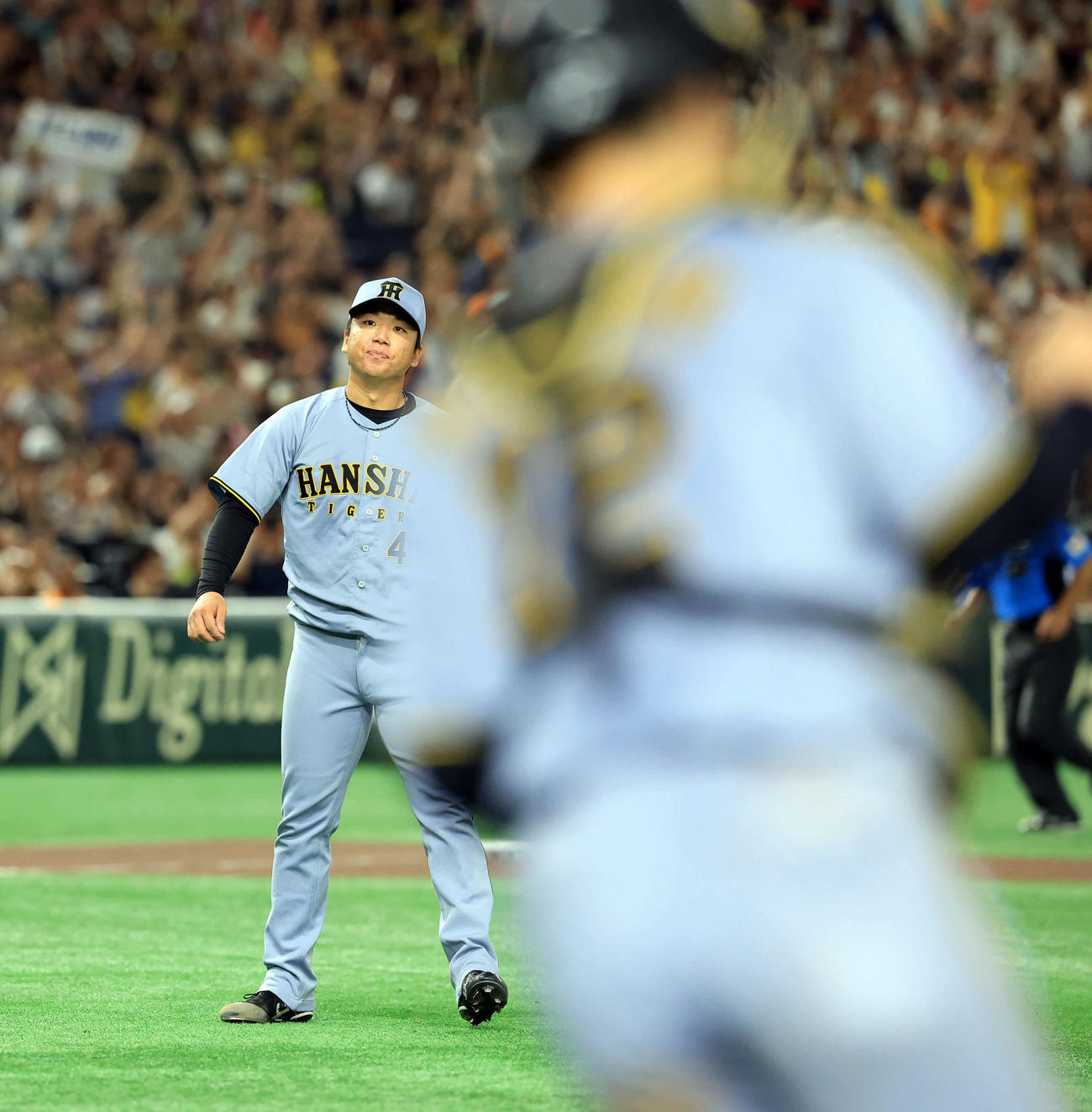 巨人対阪神　完封勝利の阪神村上（奥）は、ガッツポーズする坂本に笑顔を見せる（撮影・浅見桂子）
