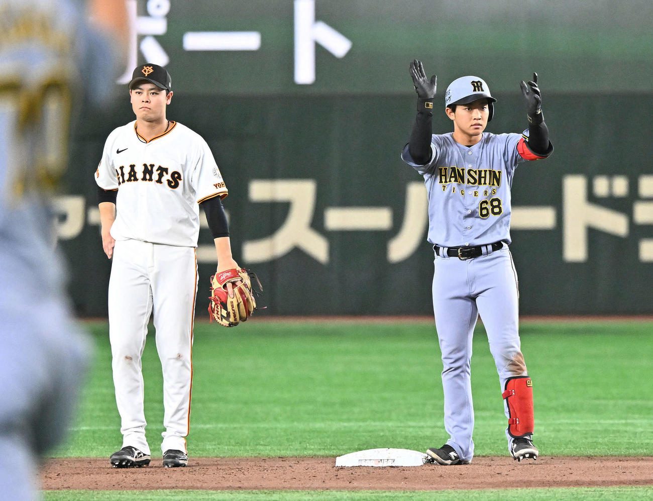 巨人対阪神　4回表阪神無死、二塁打を放ちポーズを決める中川（右）。二塁手中山（撮影・滝沢徹郎）
