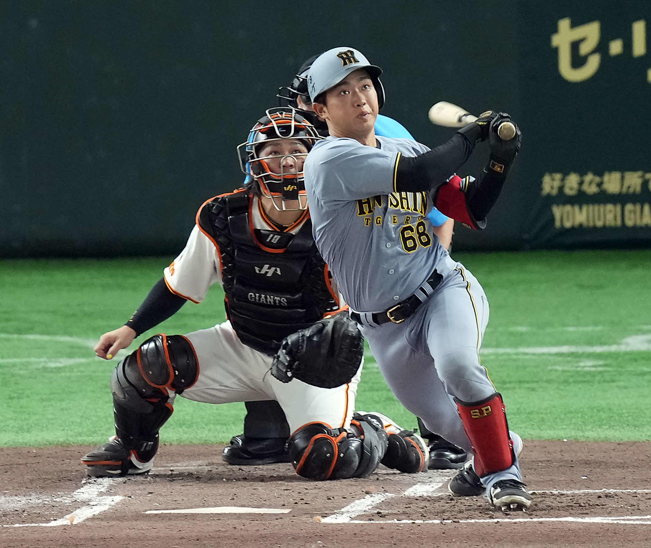 巨人対阪神　2回表阪神無死一塁、左前打を放つ中川（撮影・たえ見朱実）