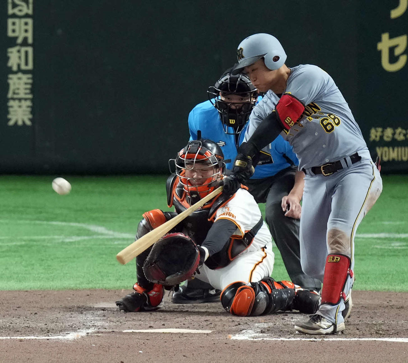 巨人対阪神　9回表阪神1死、右前打を放つ中川（撮影・たえ見朱実）