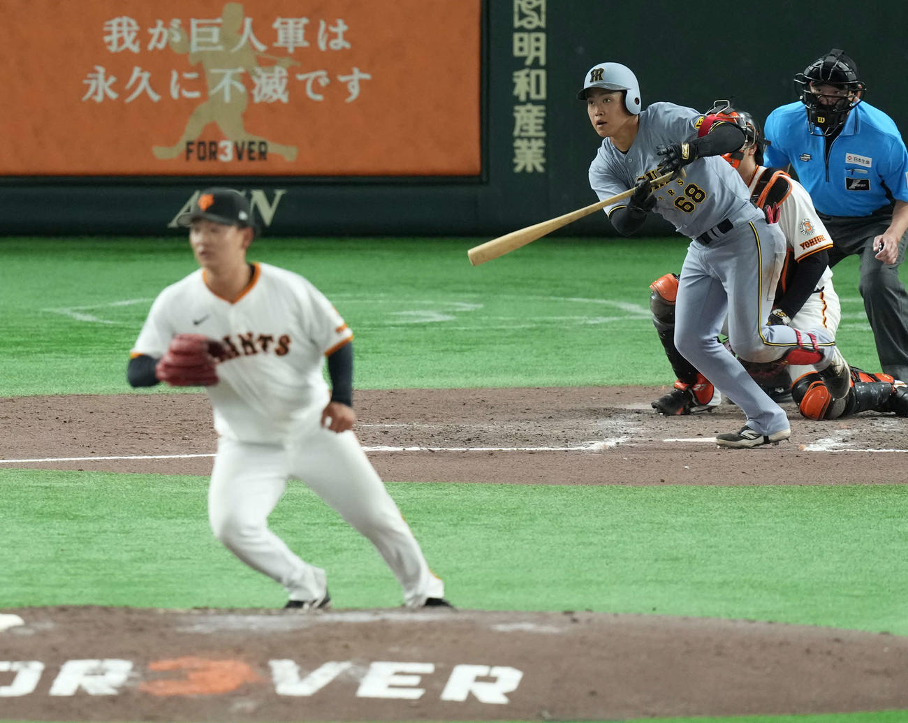 巨人対阪神　9回表阪神1死、右前打を放つ中川。投手宮原（撮影・たえ見朱実）