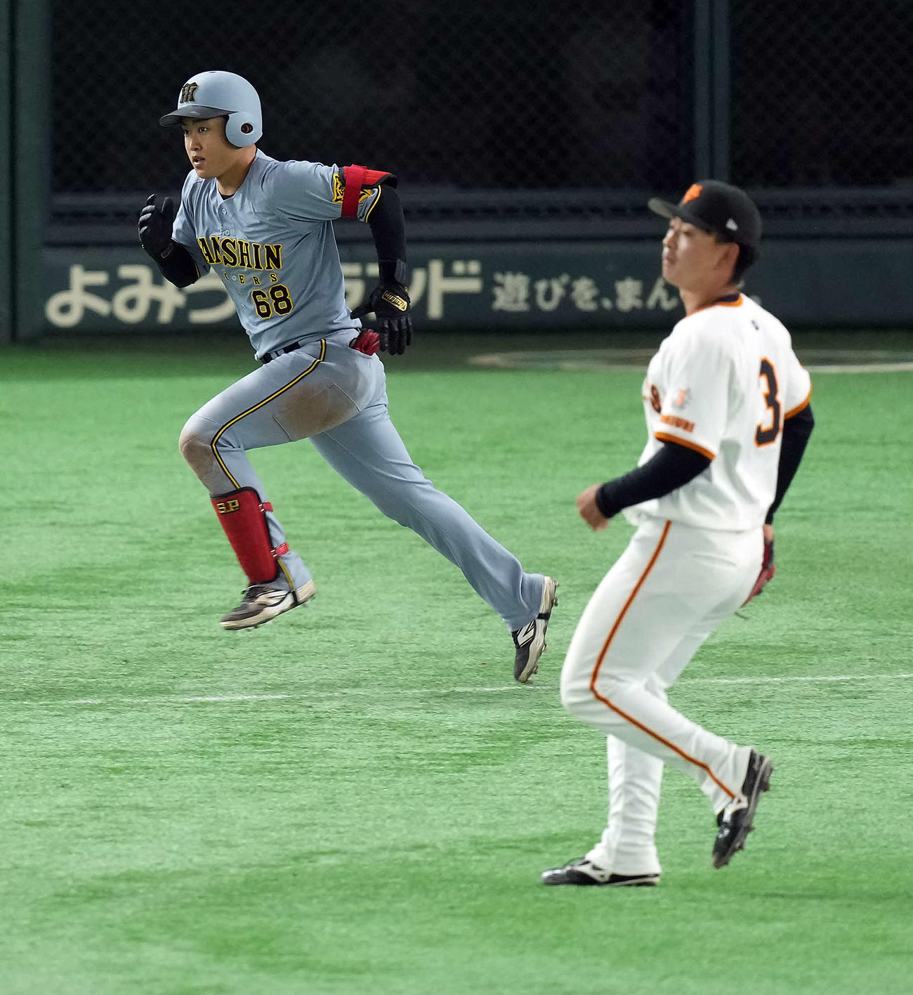 巨人対阪神　9回表阪神1死、右前打を放った中川。投手宮原（撮影・たえ見朱実）