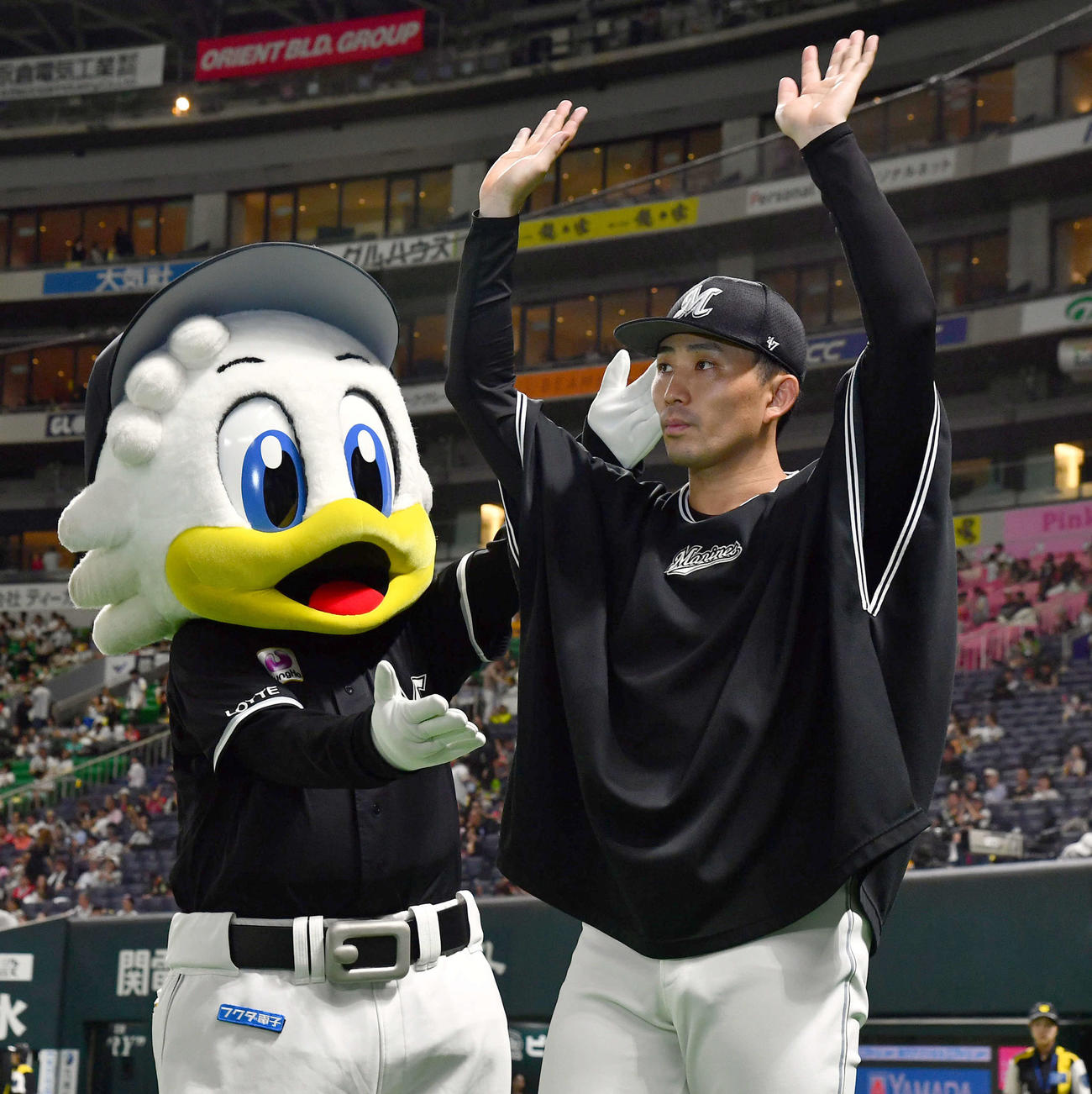 ソフトバンク対ロッテ　今季5勝目を挙げ、スタンドのロッテファンに手を振る小島。左はマーくん（撮影・岩下翔太）