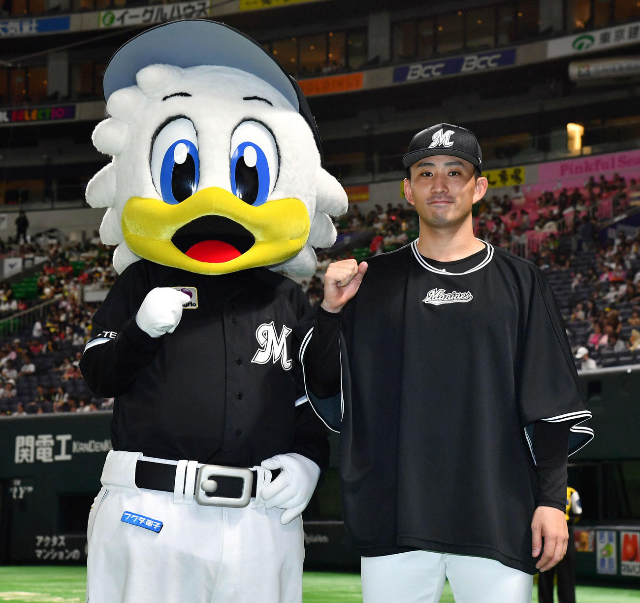 ソフトバンク対ロッテ　今季5勝目を挙げ、マーくんとガッツポーズするロッテ小島（撮影・岩下翔太）