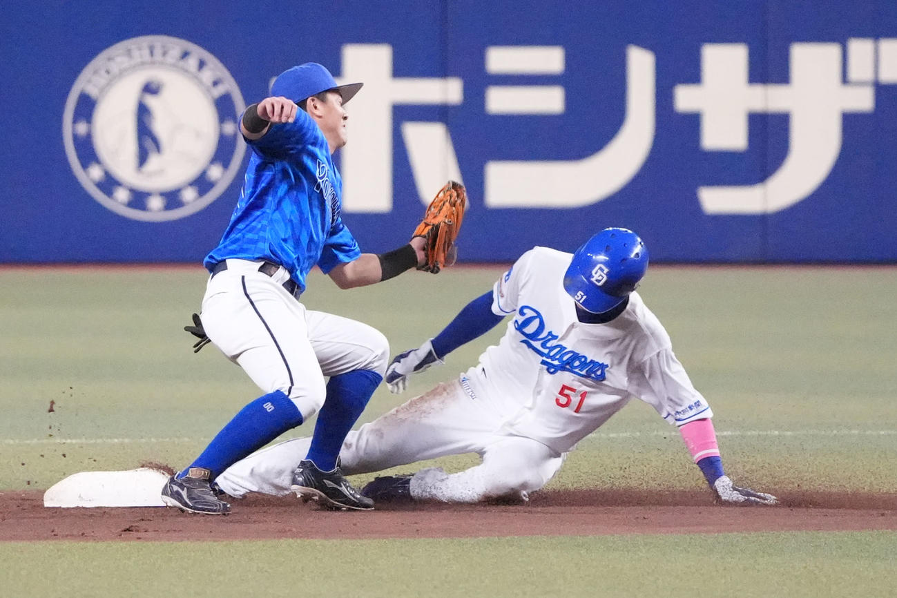中日対DeNA 1回裏中日2死一塁、二盗成功する上林（右）ベースカバーは林琢真（撮影・森本幸一）