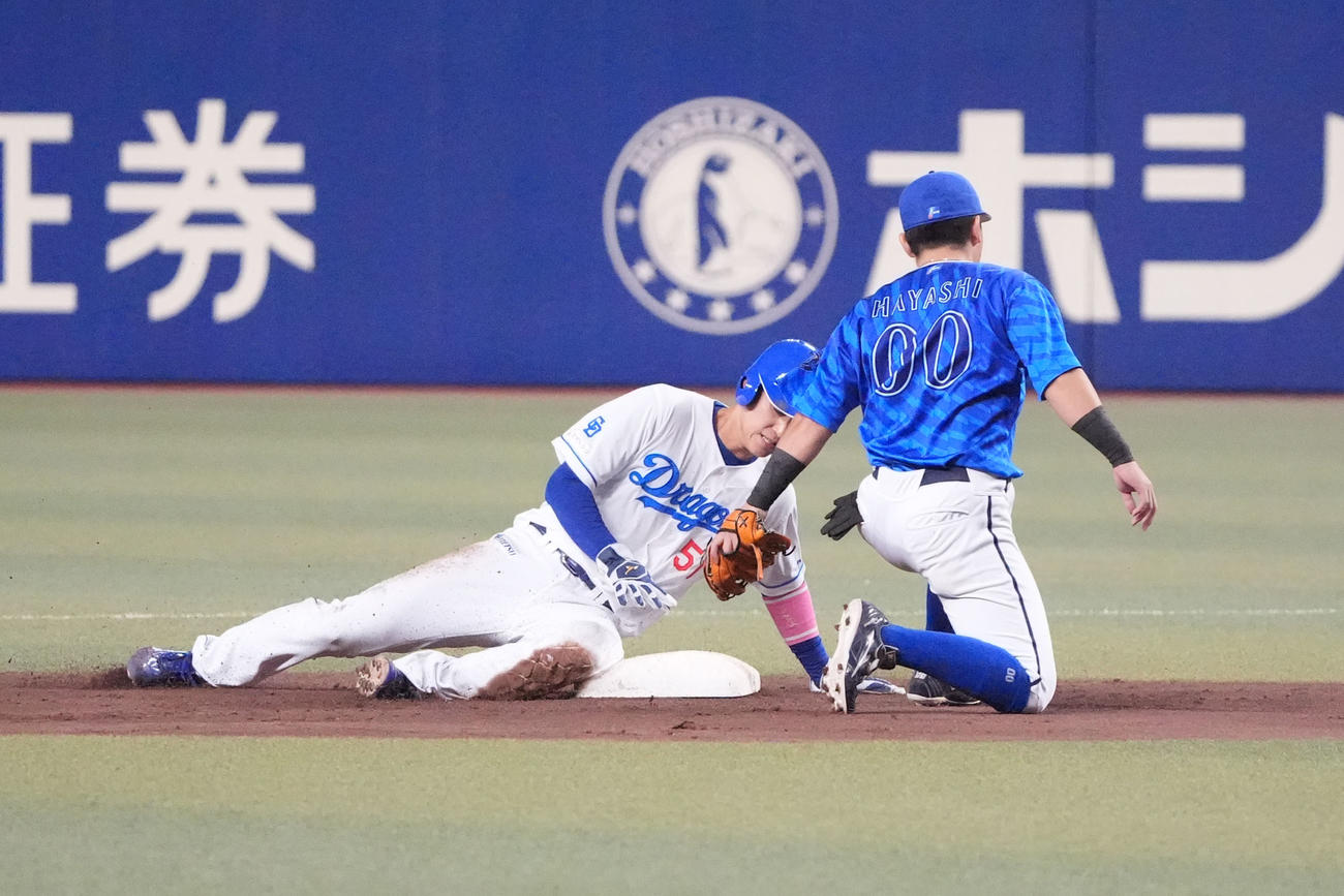 中日対DeNA 1回裏中日2死一塁、二盗成功する上林（左）ベースカバーは林琢真（撮影・森本幸一）