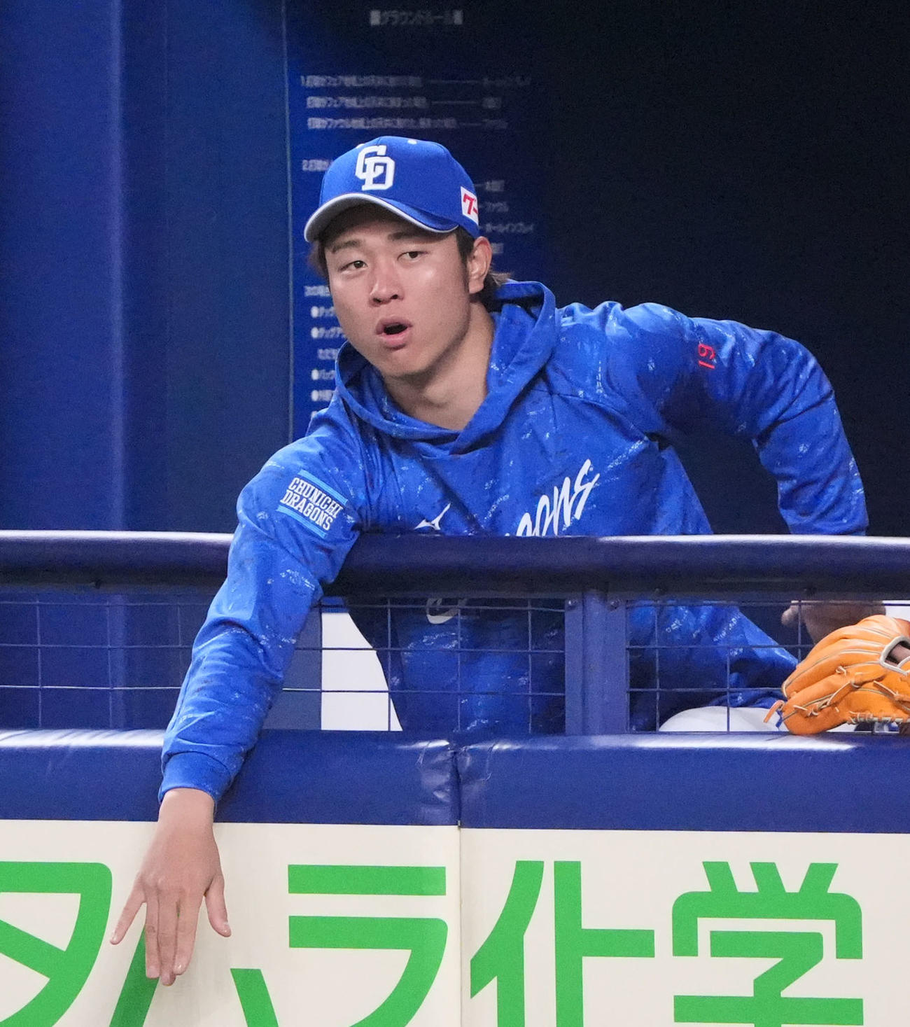 中日対DeNA 8回表、ベンチから試合を見つめる高橋宏（撮影・森本幸一）