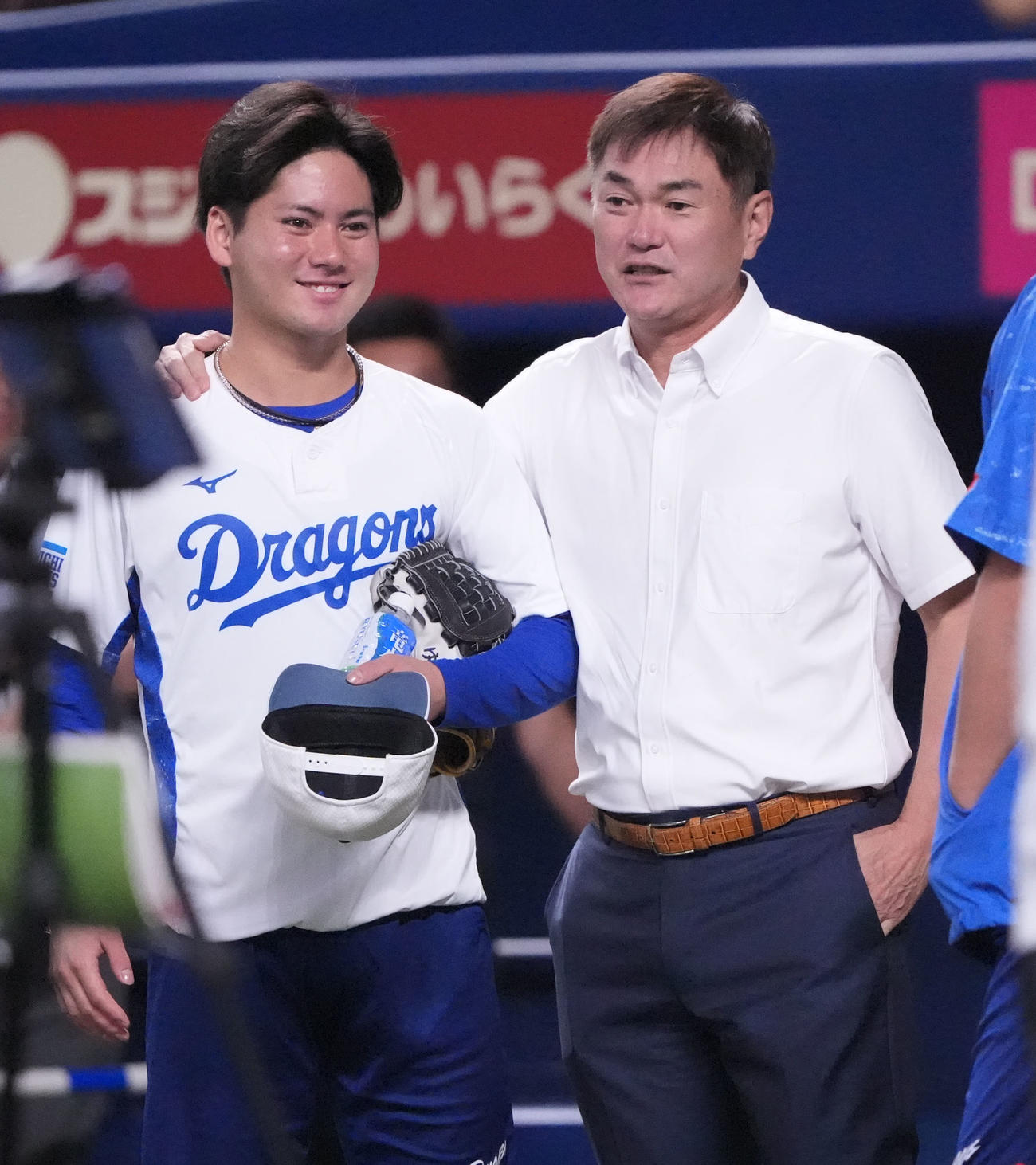 中日対DeNA　試合前、言葉を交わす左から金丸と岩瀬仁紀氏（撮影・森本幸一）