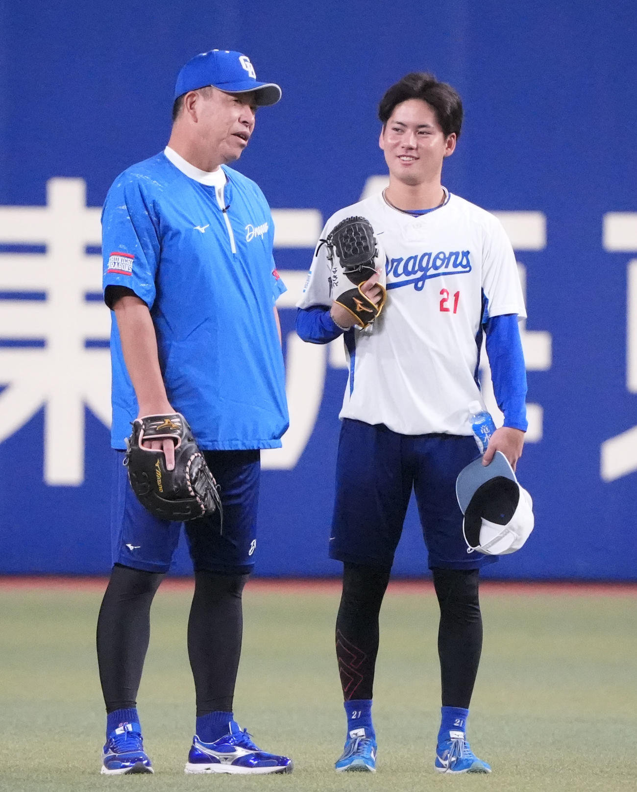中日対DeNA　試合前、言葉を交わす左から井上監督と金丸（撮影・森本幸一）