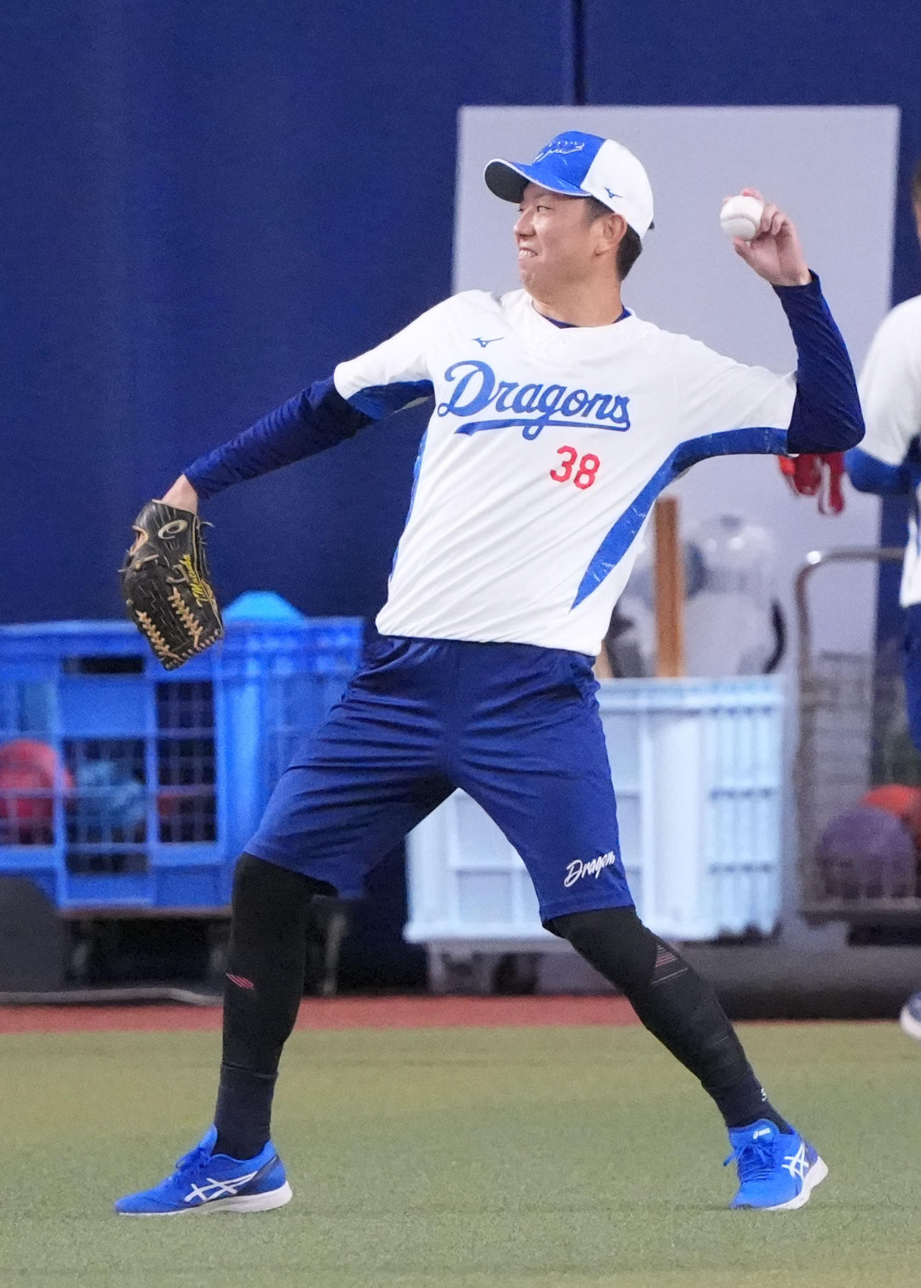中日対DeNA　試合前、キャッチボールをする松葉（撮影・森本幸一）