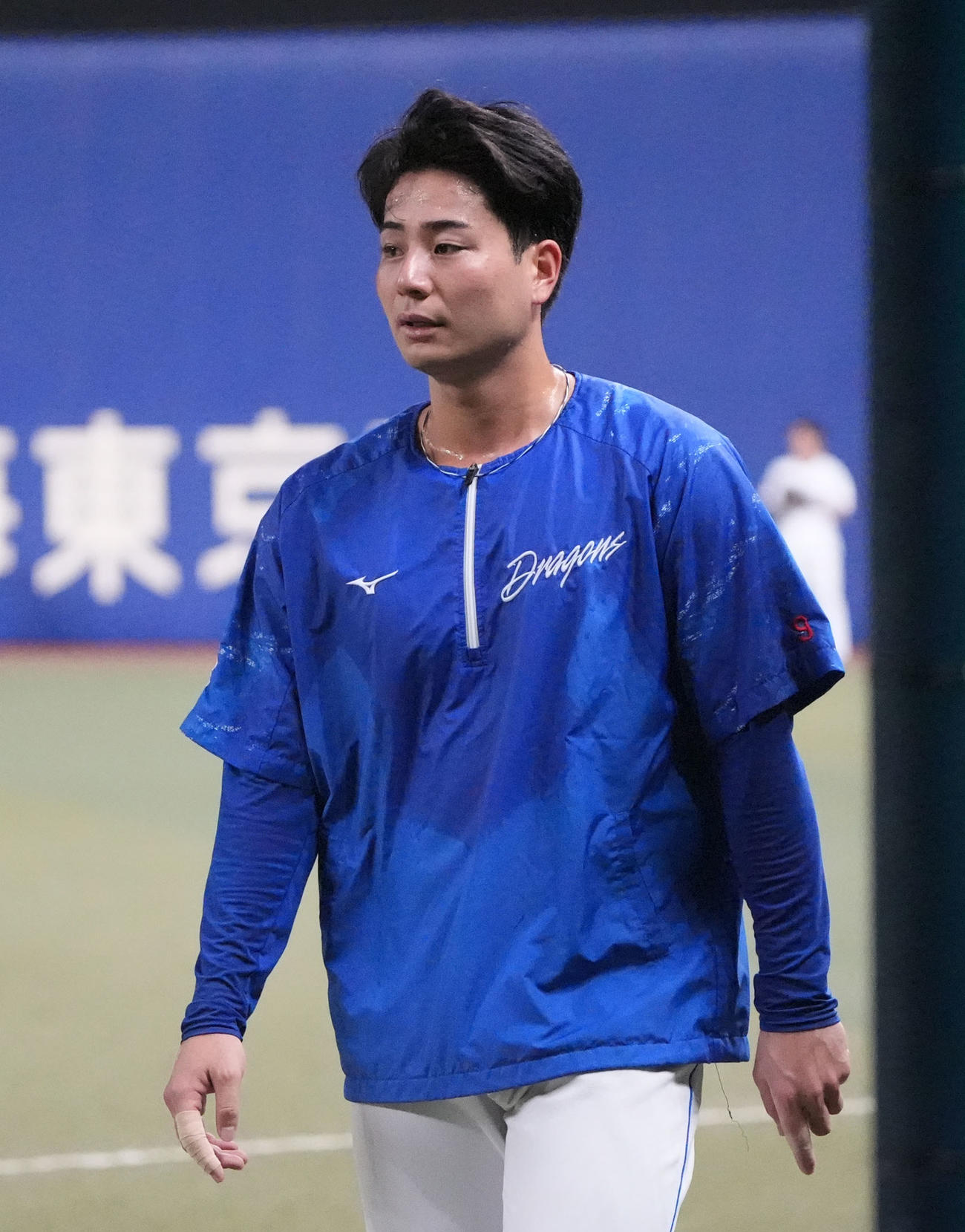 中日対DeNA　試合前、右手人差し指にテーピングをしながら練習を行う石伊（撮影・森本幸一）
