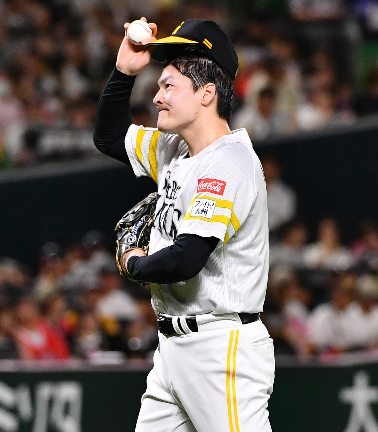 ソフトバンク対ロッテ　2回表ロッテ1死一、二塁、藤原に左翼線へ適時二塁打を打たれ、厳しい表情を見せる有原（撮影・岩下翔太）