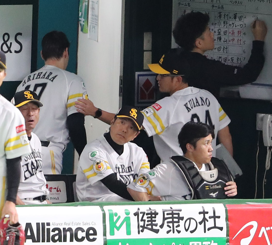 ソフトバンク対ロッテ　ベンチから試合を見る小久保監督（撮影・梅根麻紀）