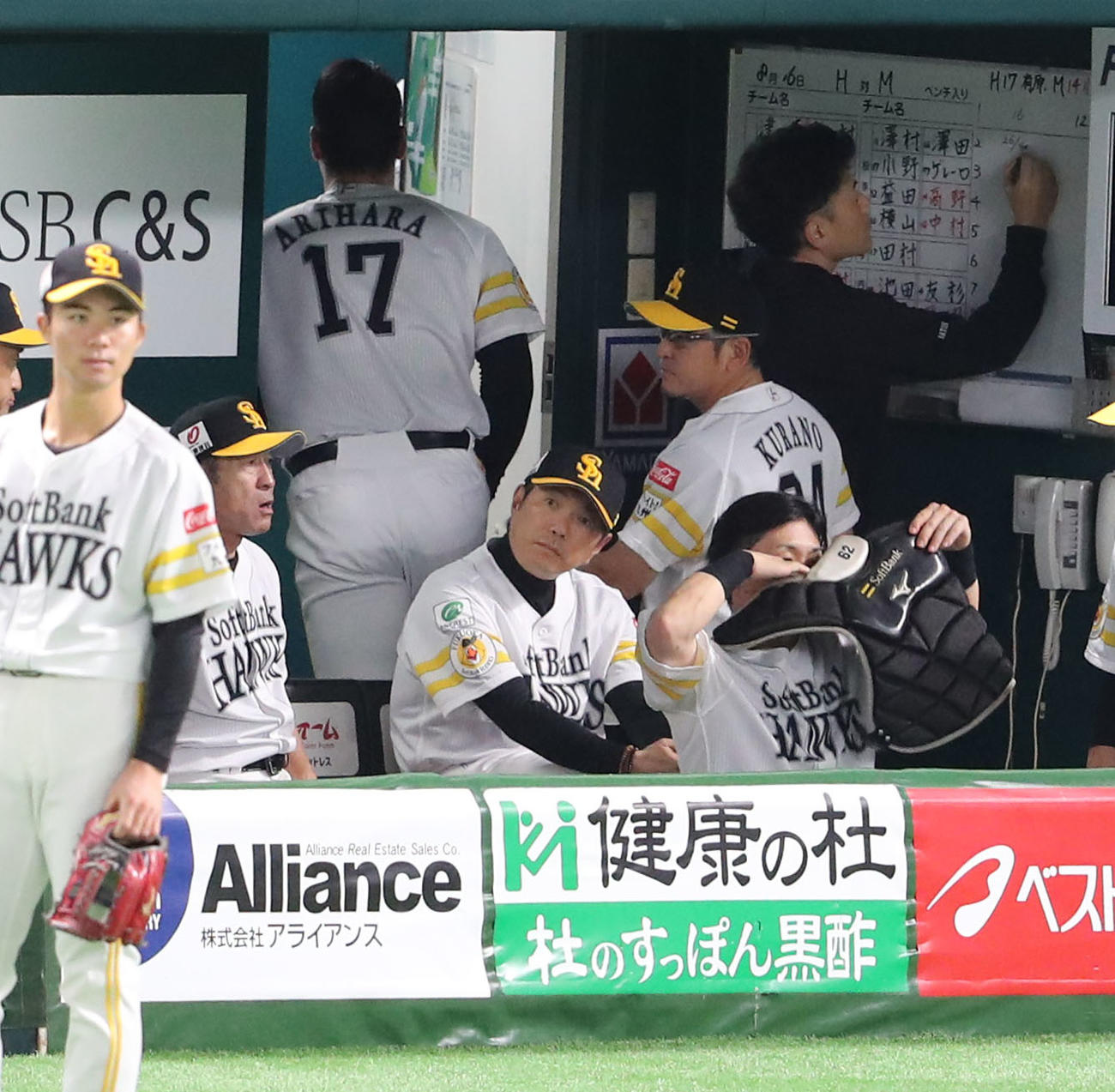 ソフトバンク対ロッテ　ベンチから試合を見る小久保監督（撮影・梅根麻紀）