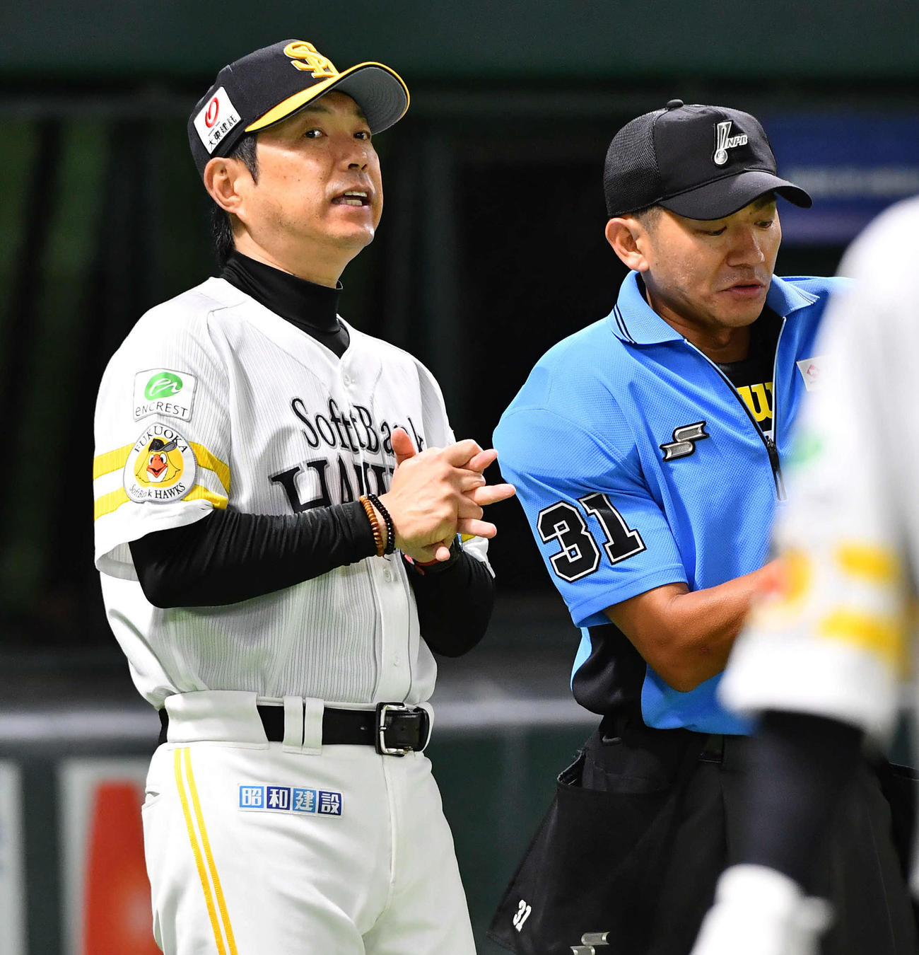 ソフトバンク対ロッテ　2回裏終了後、周東の交代を告げる小久保監督（撮影・岩下翔太）