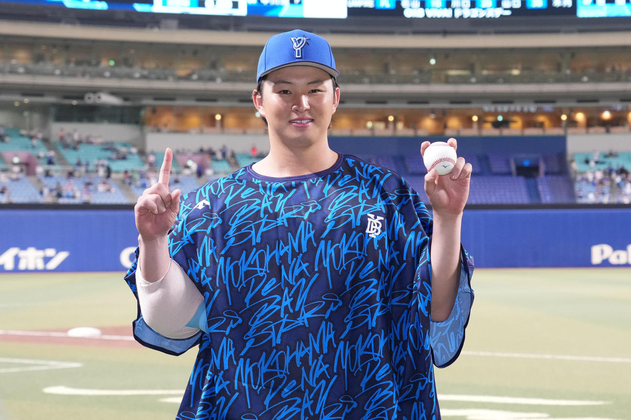 中日対DeNA　ヒーローインタビューを終え勝利球を手にポーズを決めるプロ初勝利の竹田（撮影・森本幸一）