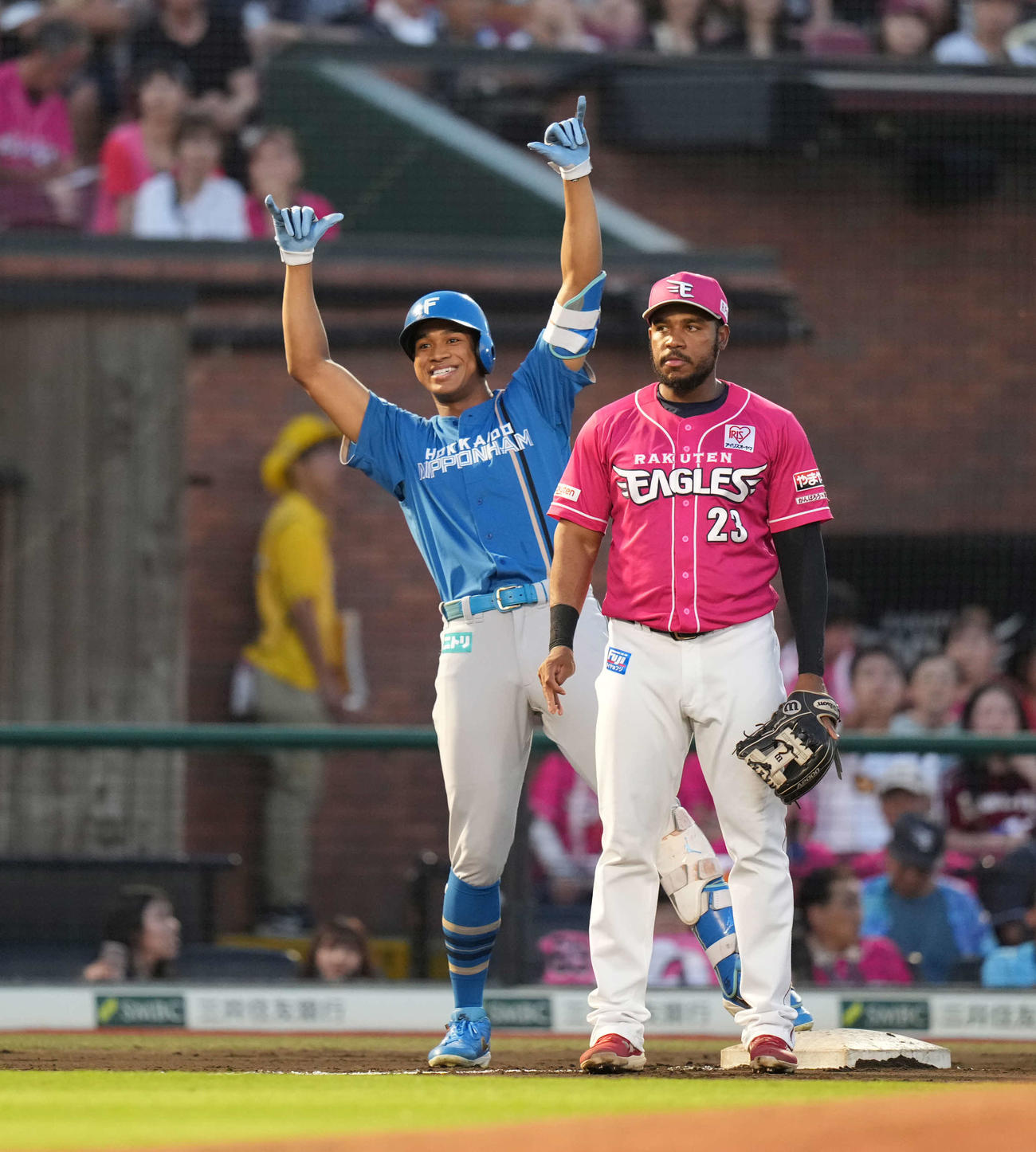 楽天対日本ハム　2回表日本ハム1死一、三塁、適時三塁打を放つ万波（撮影・井上学）
