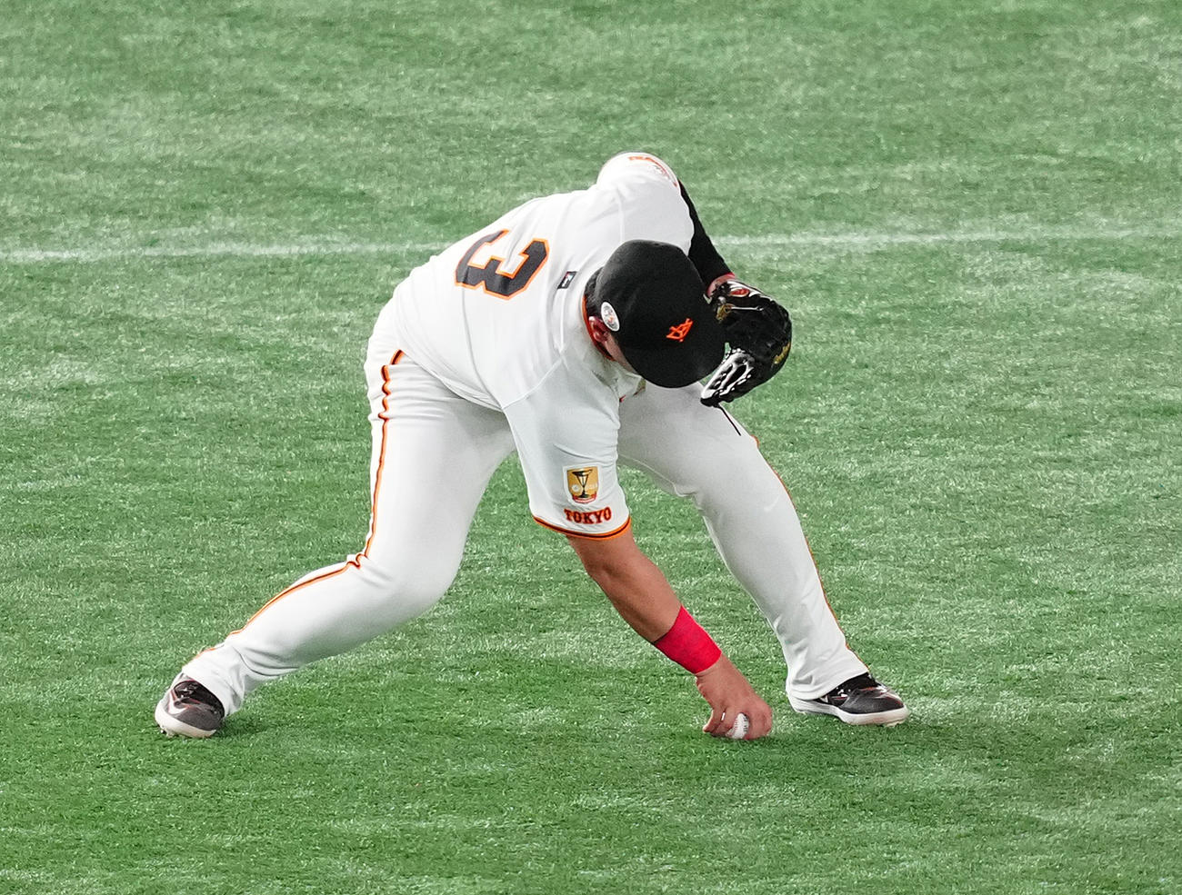 巨人対阪神　8回表阪神無死、森下の打球を1度は落とすも、冷静に一塁へ送球する三塁手岡本和（撮影・鈴木みどり）