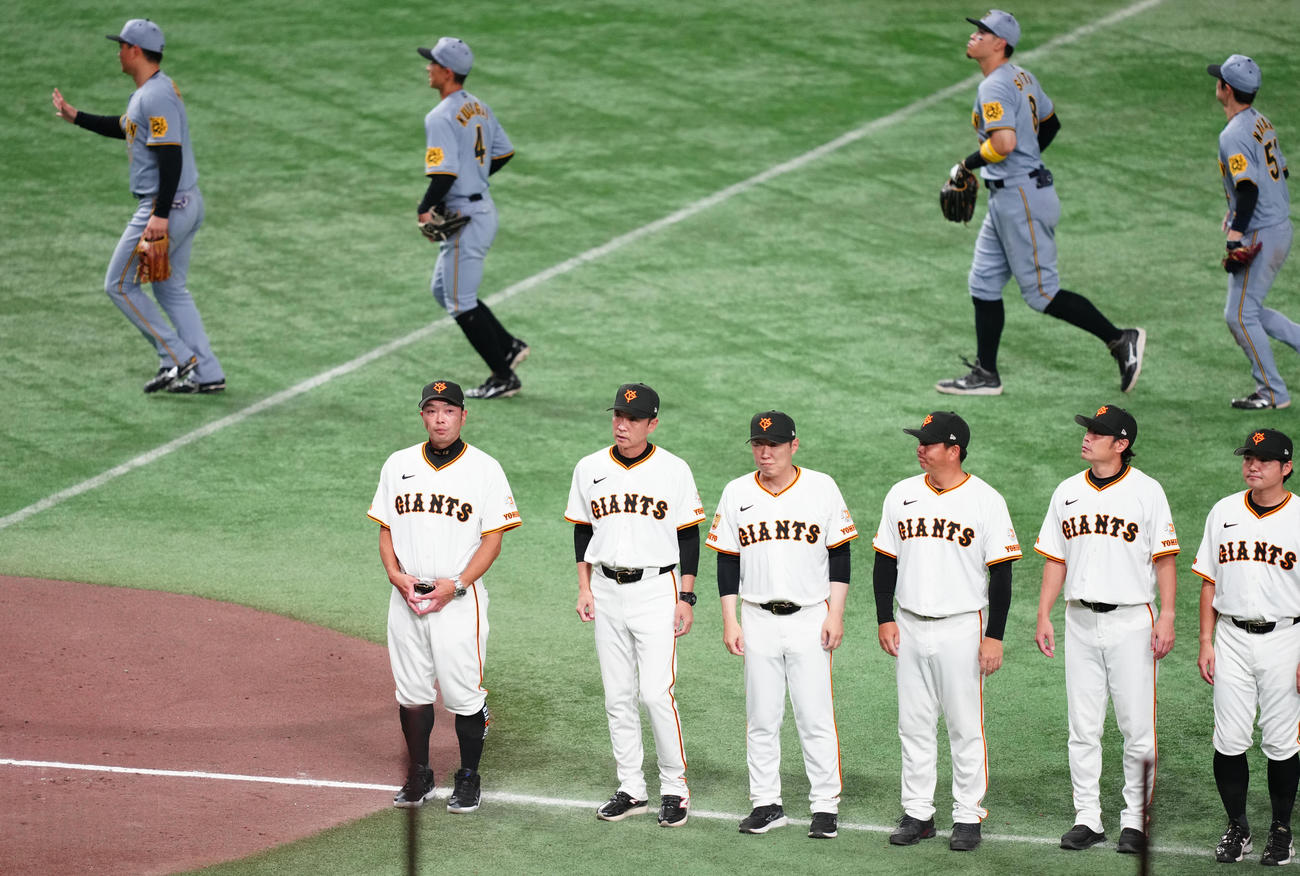 巨人対阪神　阪神に敗れ、整列する巨人阿部監督（左手前）（撮影・鈴木みどり）