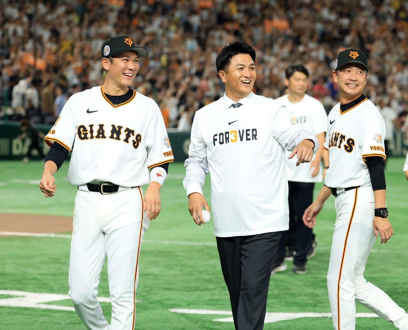 巨人対阪神　試合後の「3」の人文字を終え、笑顔で引き揚げる巨人坂本（左）と高橋由伸氏（撮影・浅見桂子）