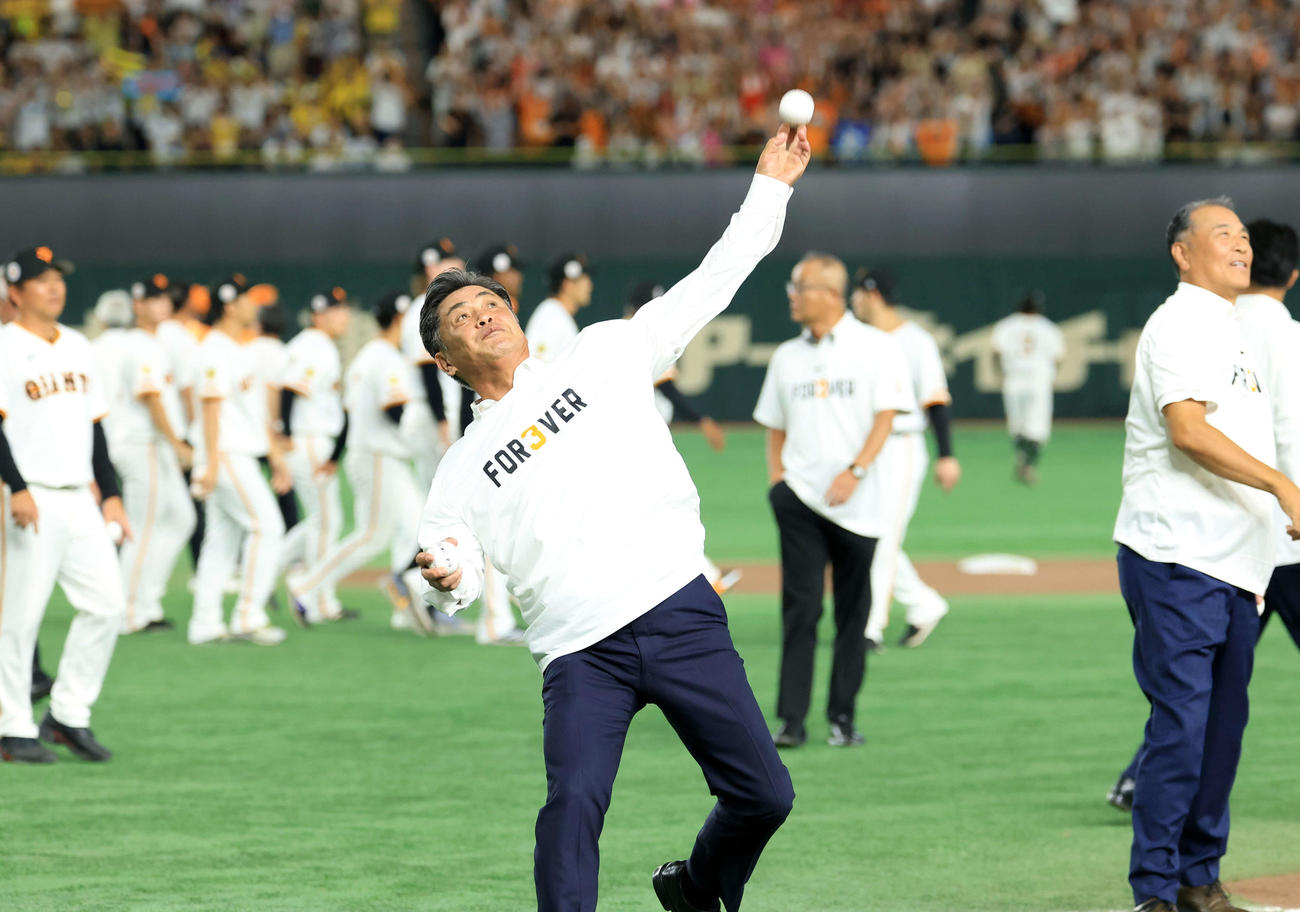 巨人対阪神　試合後の「3」の人文字を終え、笑顔でボールをスタンドに投げ入れる工藤公康氏（撮影・浅見桂子）