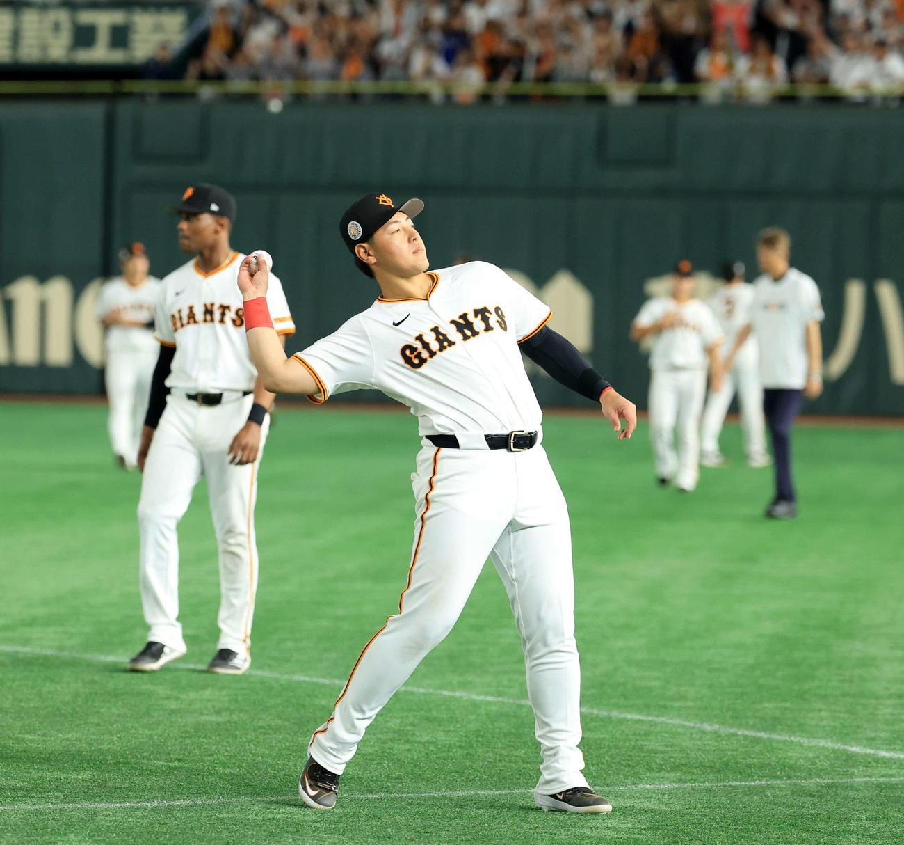 巨人対阪神　試合後の「3」の人文字を終え、笑顔でボールをスタンドに投げ入れる巨人岡本（撮影・浅見桂子）