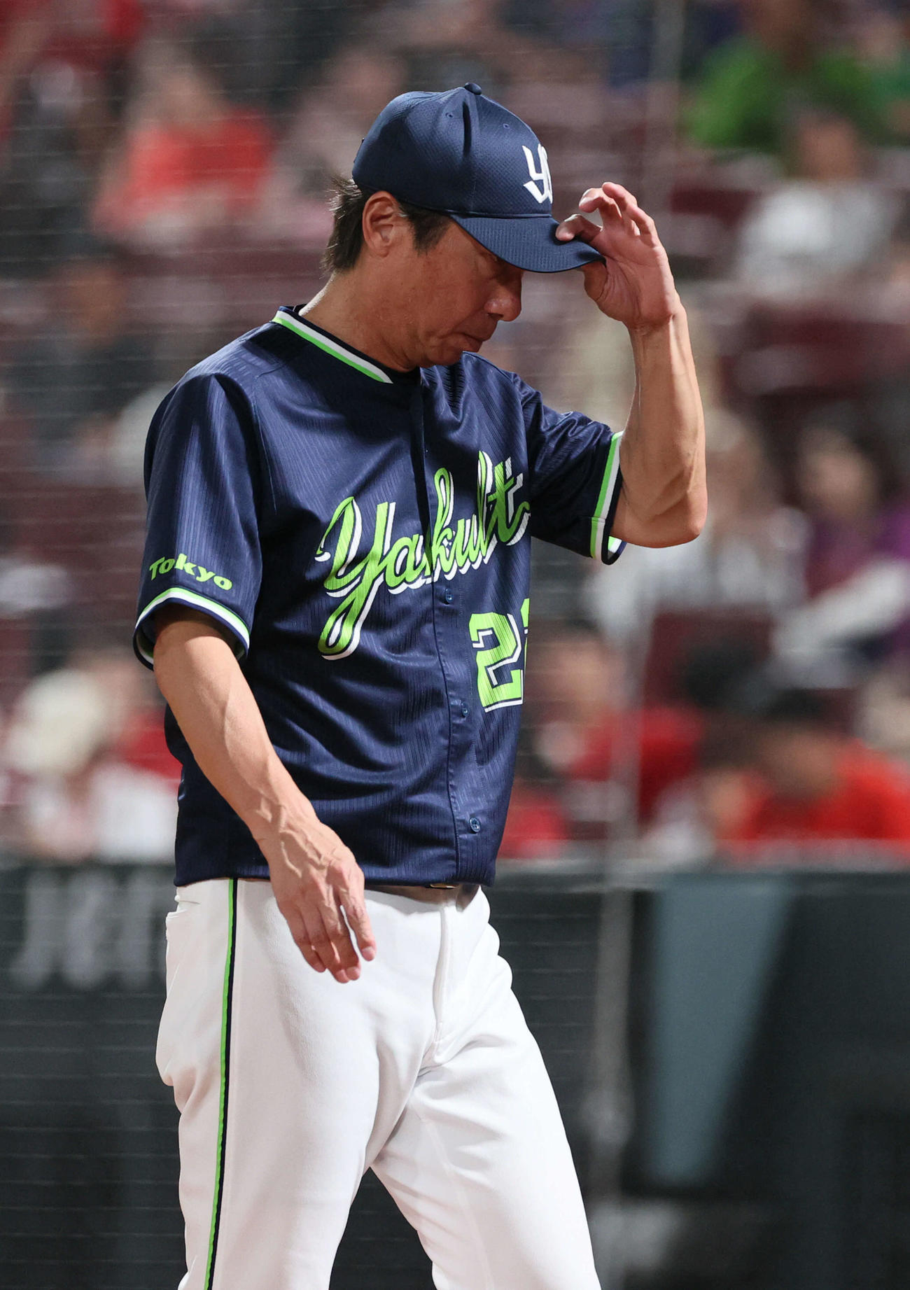 広島対ヤクルト　8回表終了時、交代を告げる高津監督（撮影・加藤孝規）