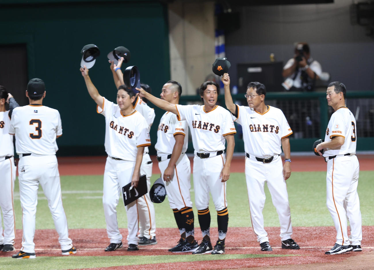 イースタンリーグ　巨人対西武　快勝しファンにあいさつする桑田真澄2軍監督（右端）（撮影・水谷安孝）