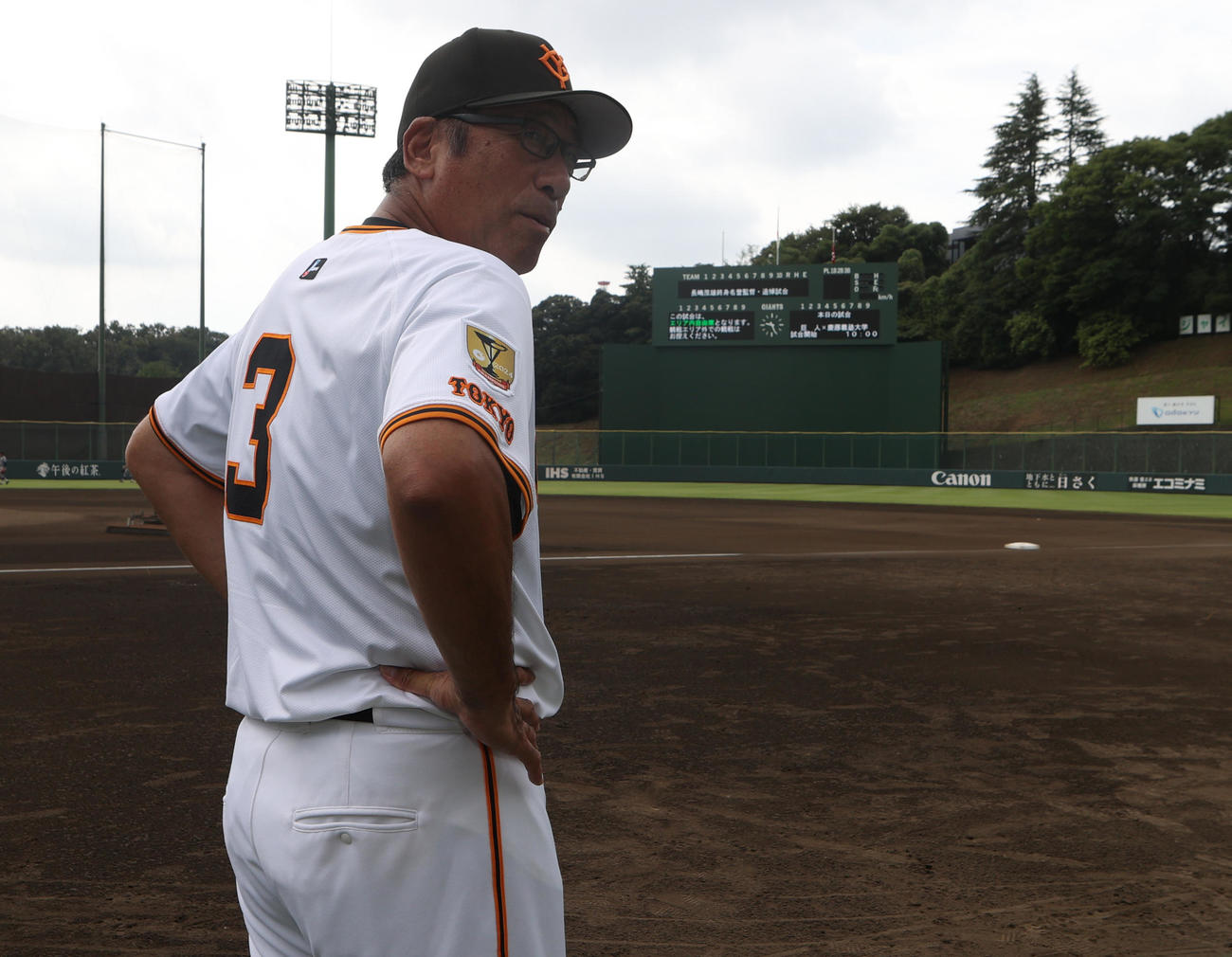 巨人3軍対慶大　長嶋茂雄巨人終身名誉監督の追悼試合前に背番号3を披露する駒田巨人3軍監督（撮影・水谷安孝）