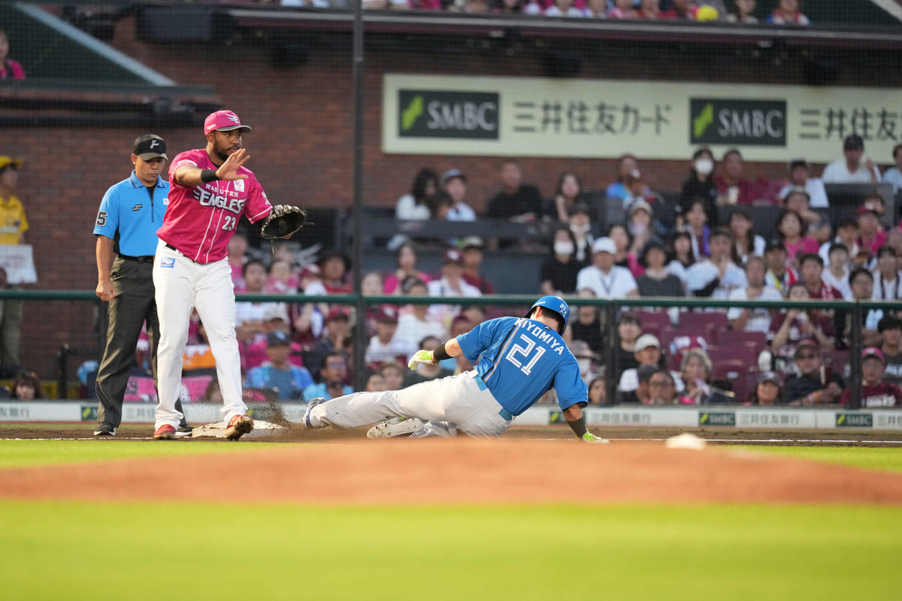 楽天対日本ハム　2回表日本ハム1死一塁、石井の安打で三塁に進む清宮幸（撮影・井上学）