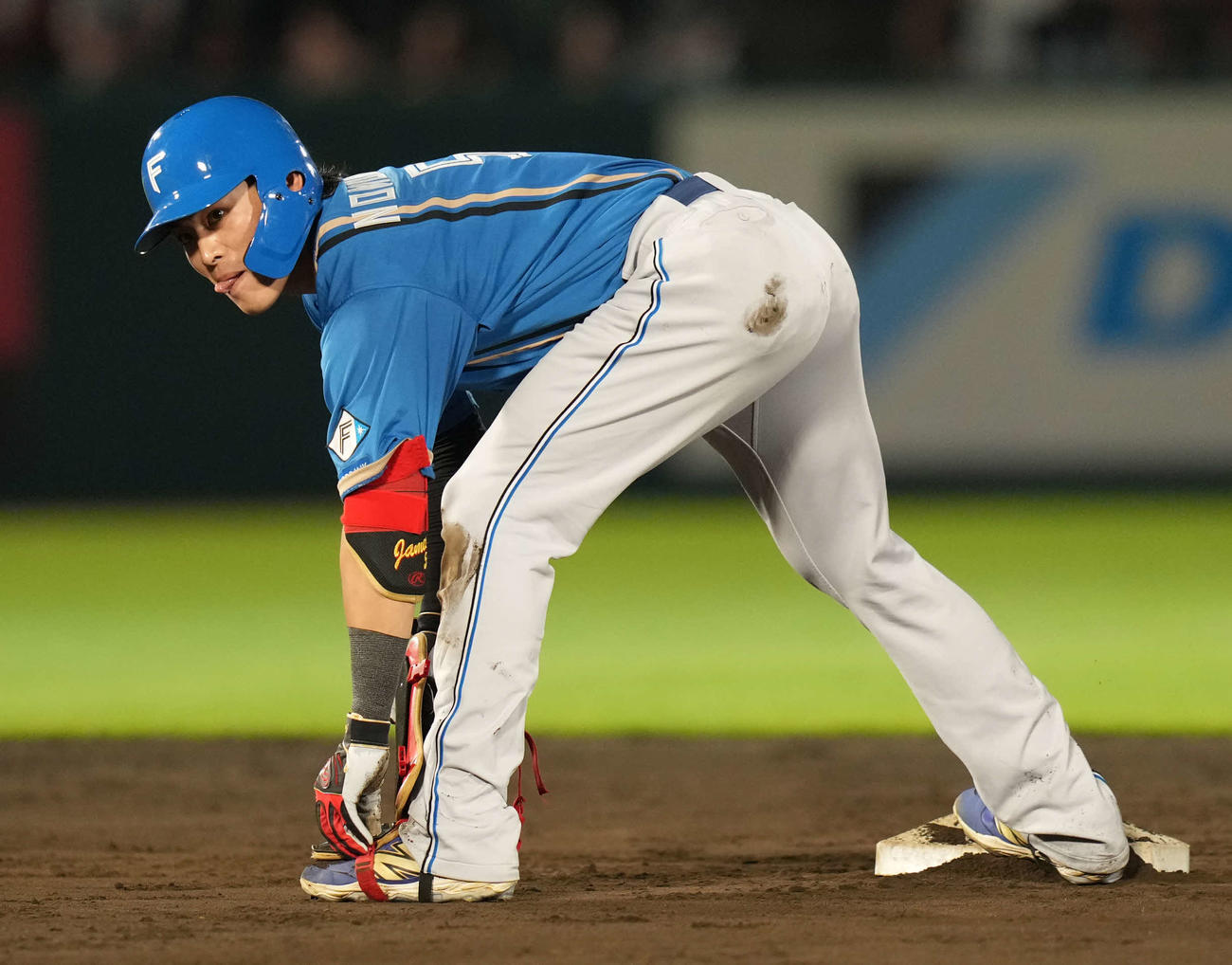 楽天対日本ハム　5回表日本ハム1死二塁、適時二塁打を放ち舌を出す野村（撮影・井上学）
