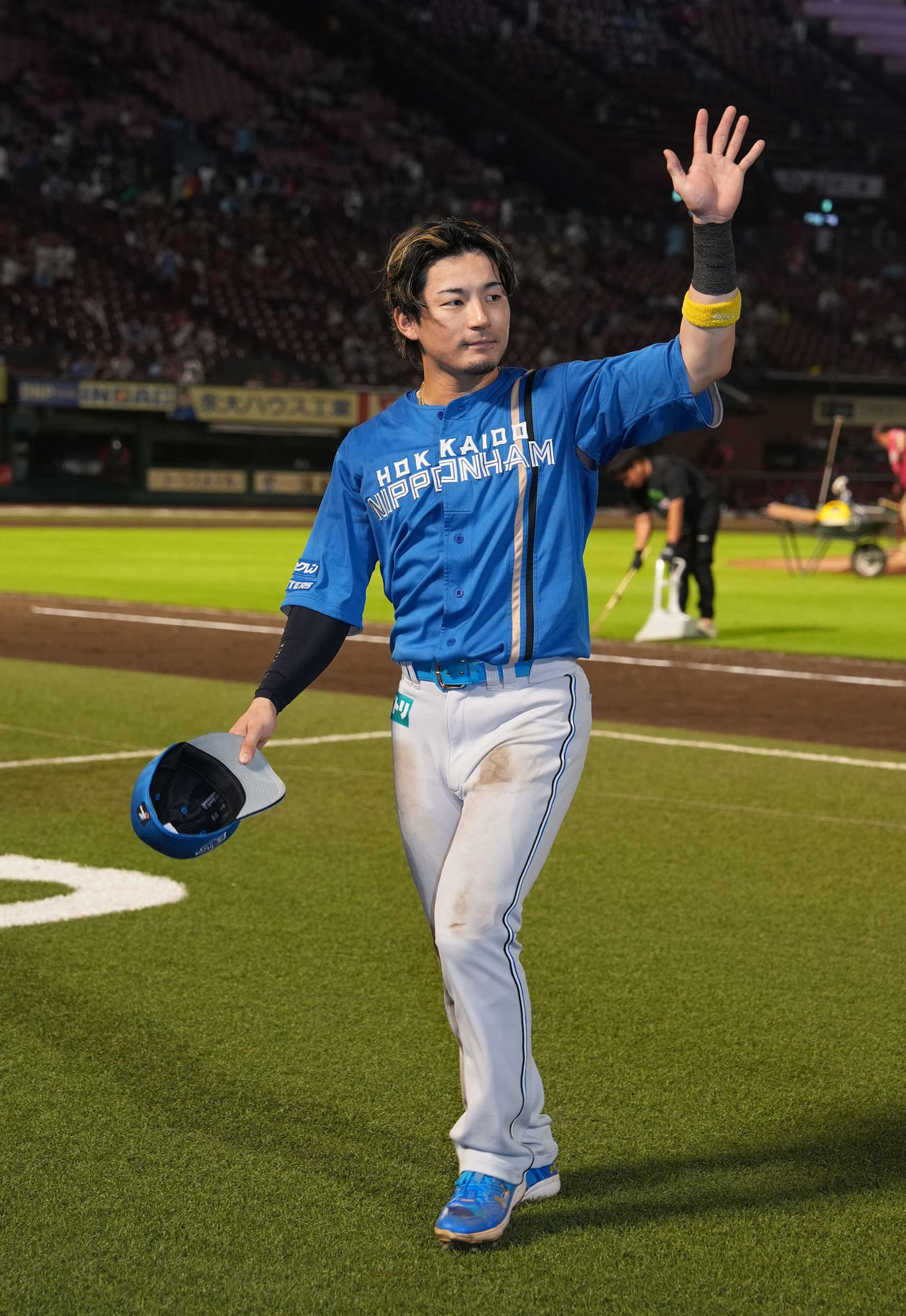 楽天対日本ハム　ファンの声援に応える日本ハム水野（撮影・井上学）