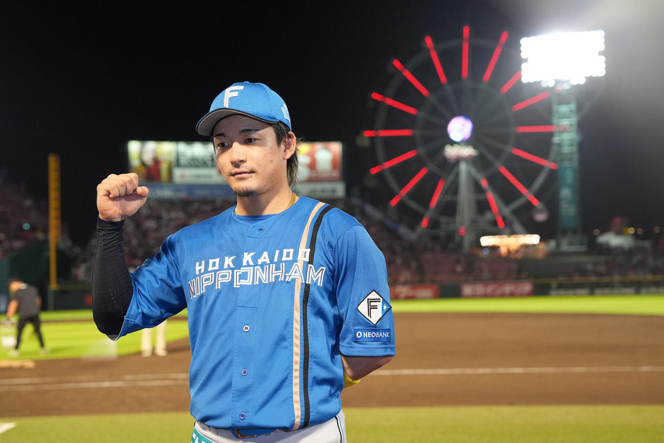 楽天対日本ハム　ポーズを決める日本ハム水野（撮影・井上学）