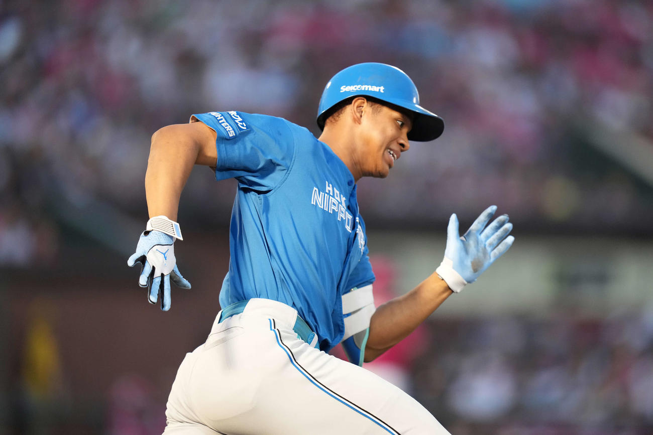 楽天対日本ハム　2回表日本ハム1死一、三塁、適時三塁打を放つ万波（撮影・井上学）