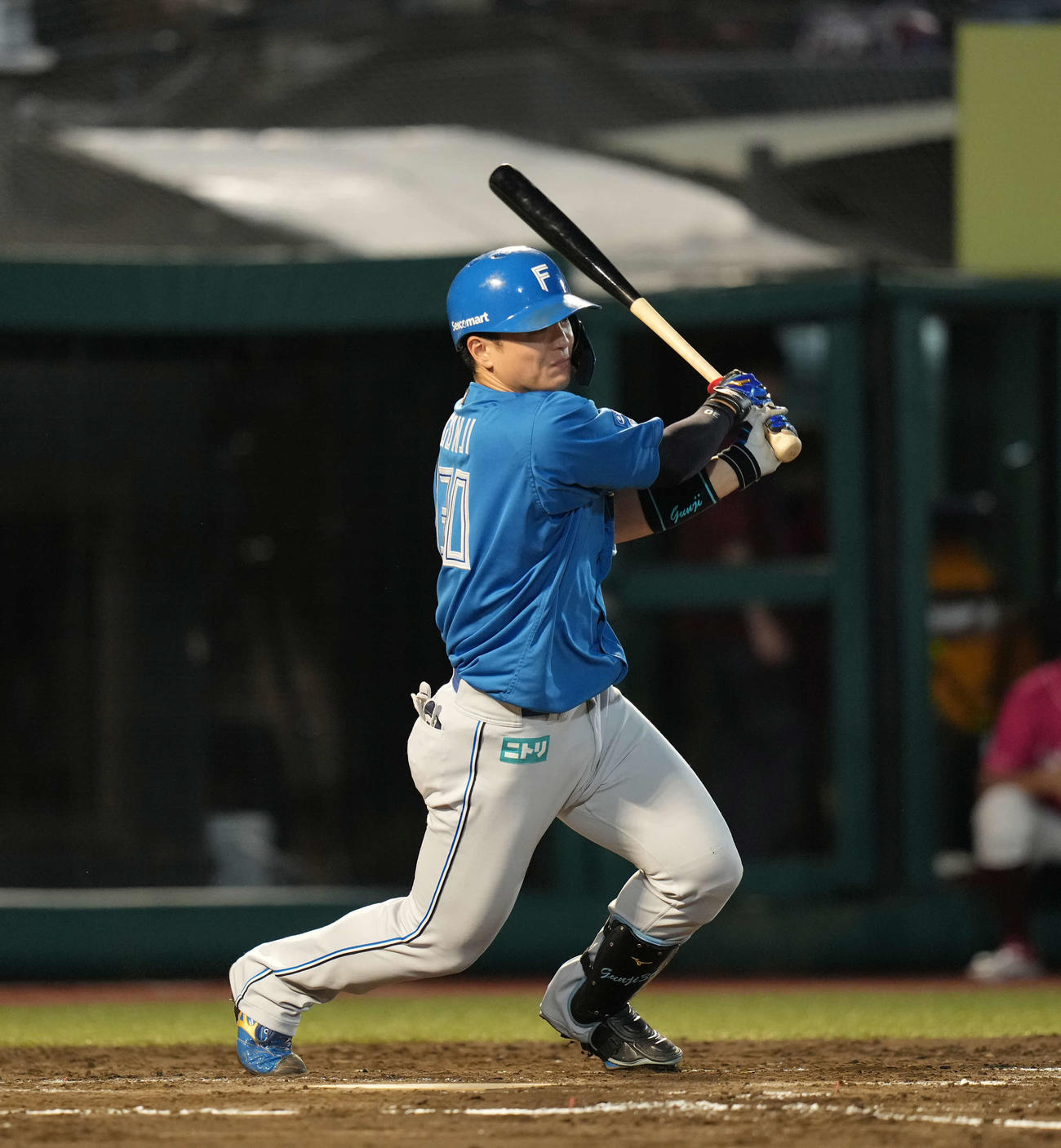 楽天対日本ハム　3回表日本ハム無死一、二塁、安打を放つ郡司（撮影・井上学）